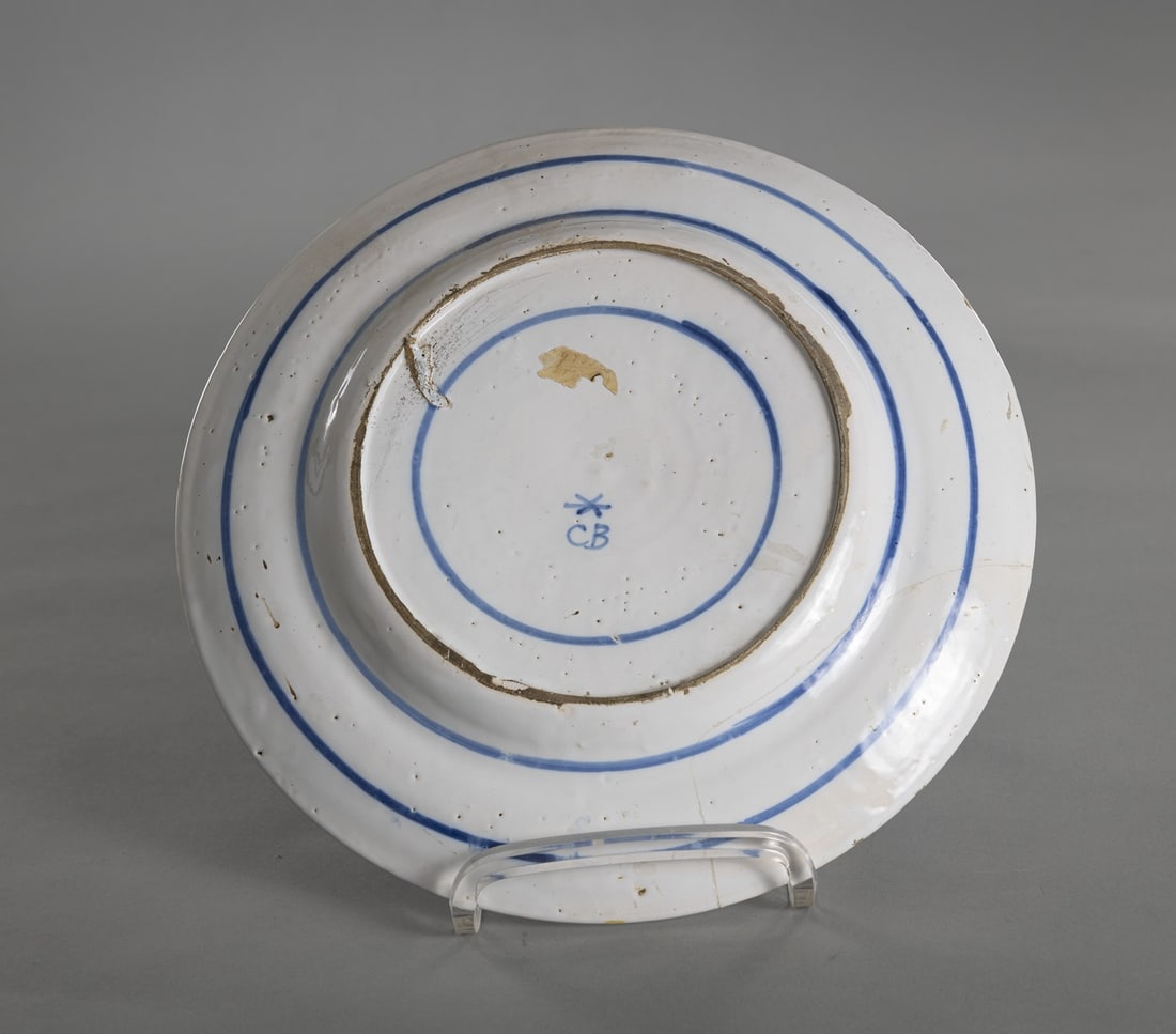 AN ASIAN STYLE FLORAL TOOLED FAYENCE PLATE - 3