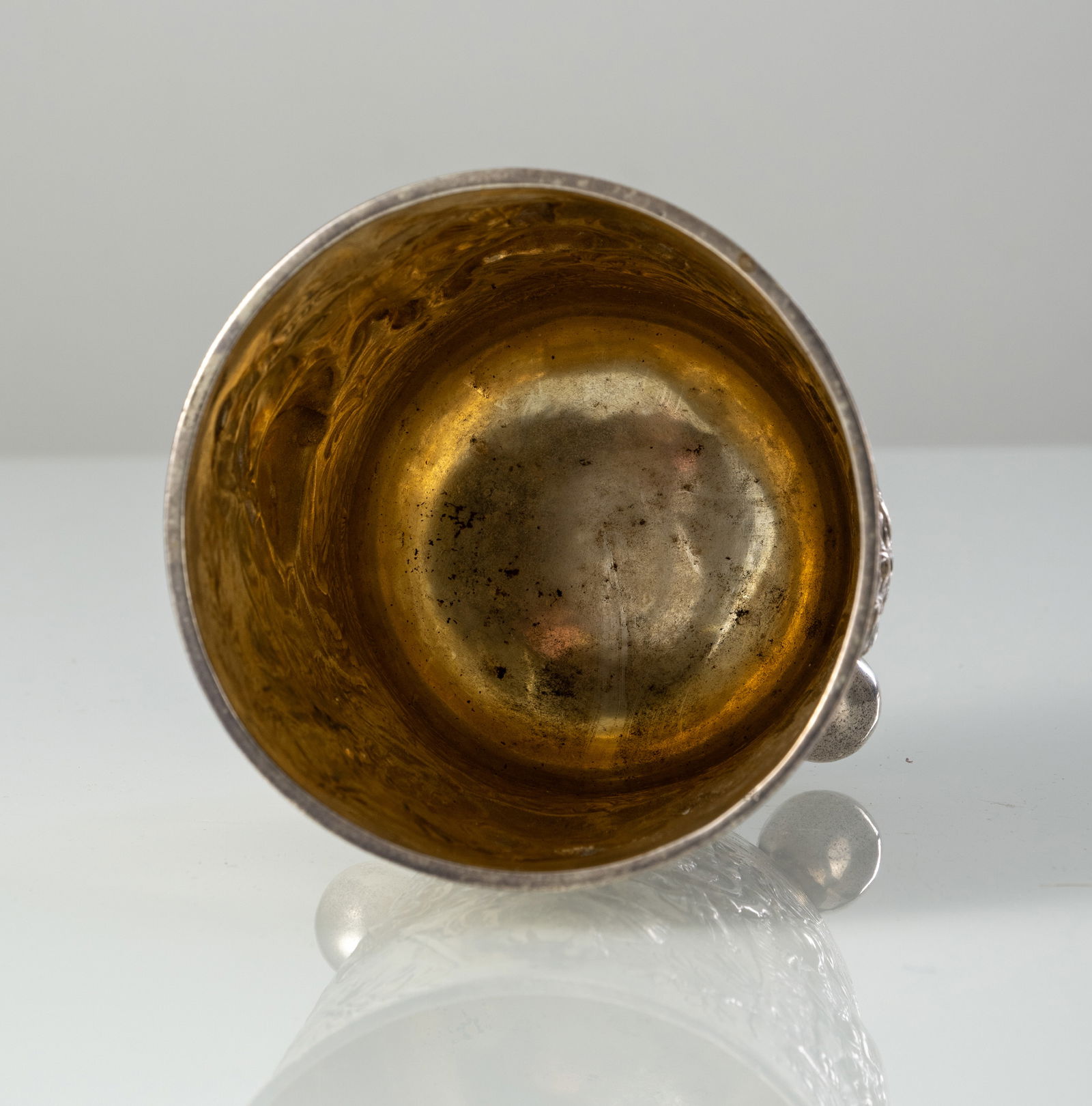 A GERMAN PARCEL GILT SILVER BEAKER DEPICTING A LION HUNT - 4