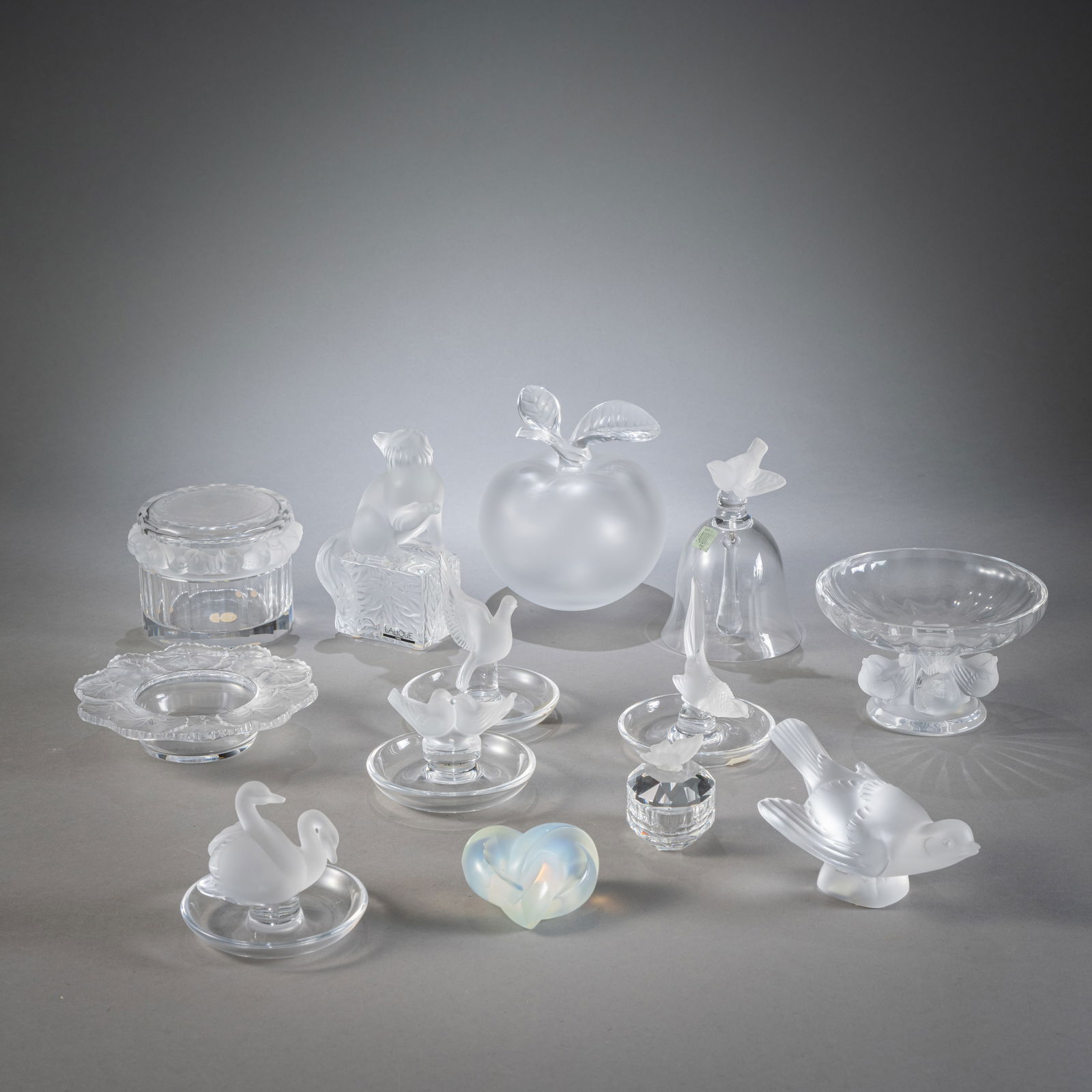 A MIXED LOT OF GLASS ITEMS (1 of 3)