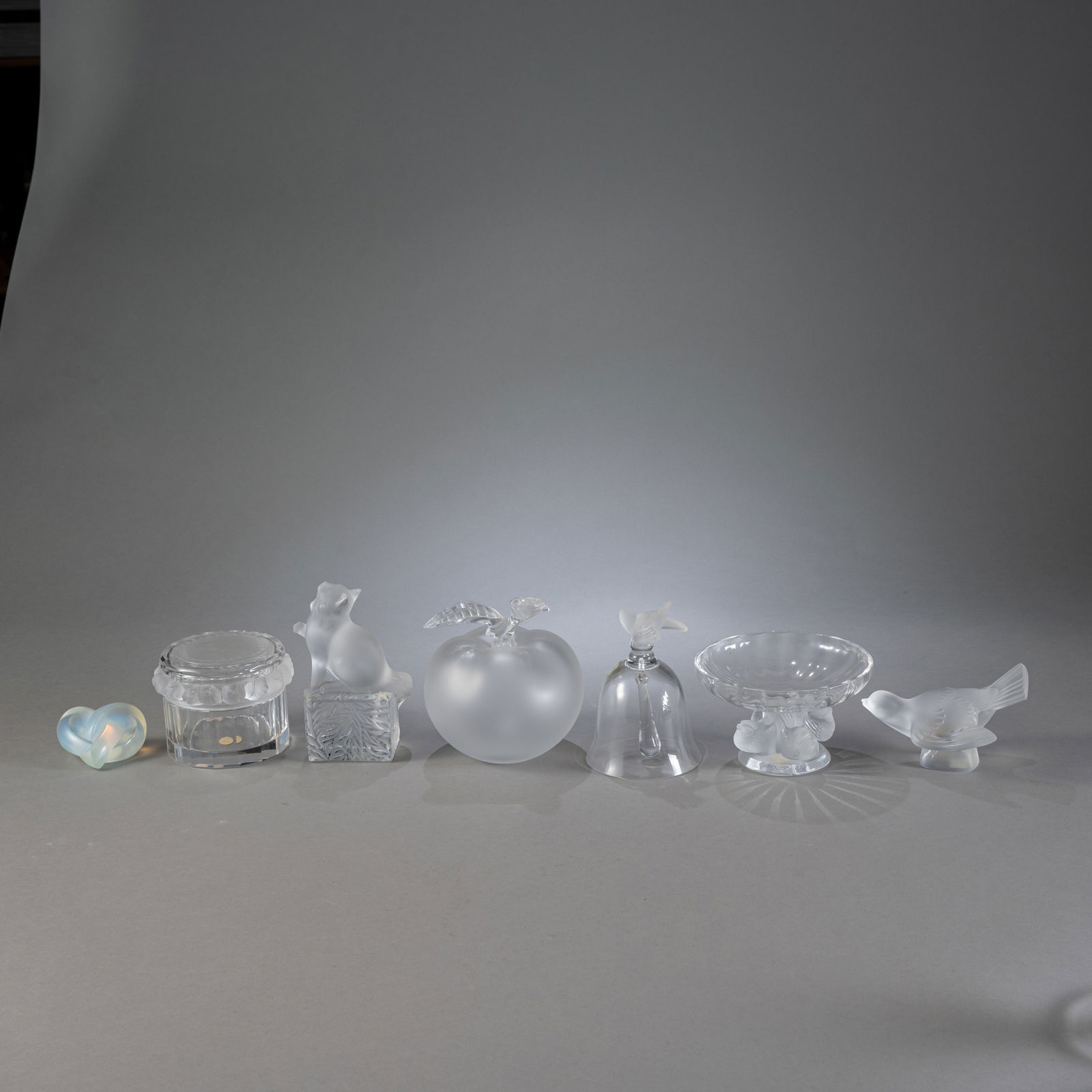 A MIXED LOT OF GLASS ITEMS - 2