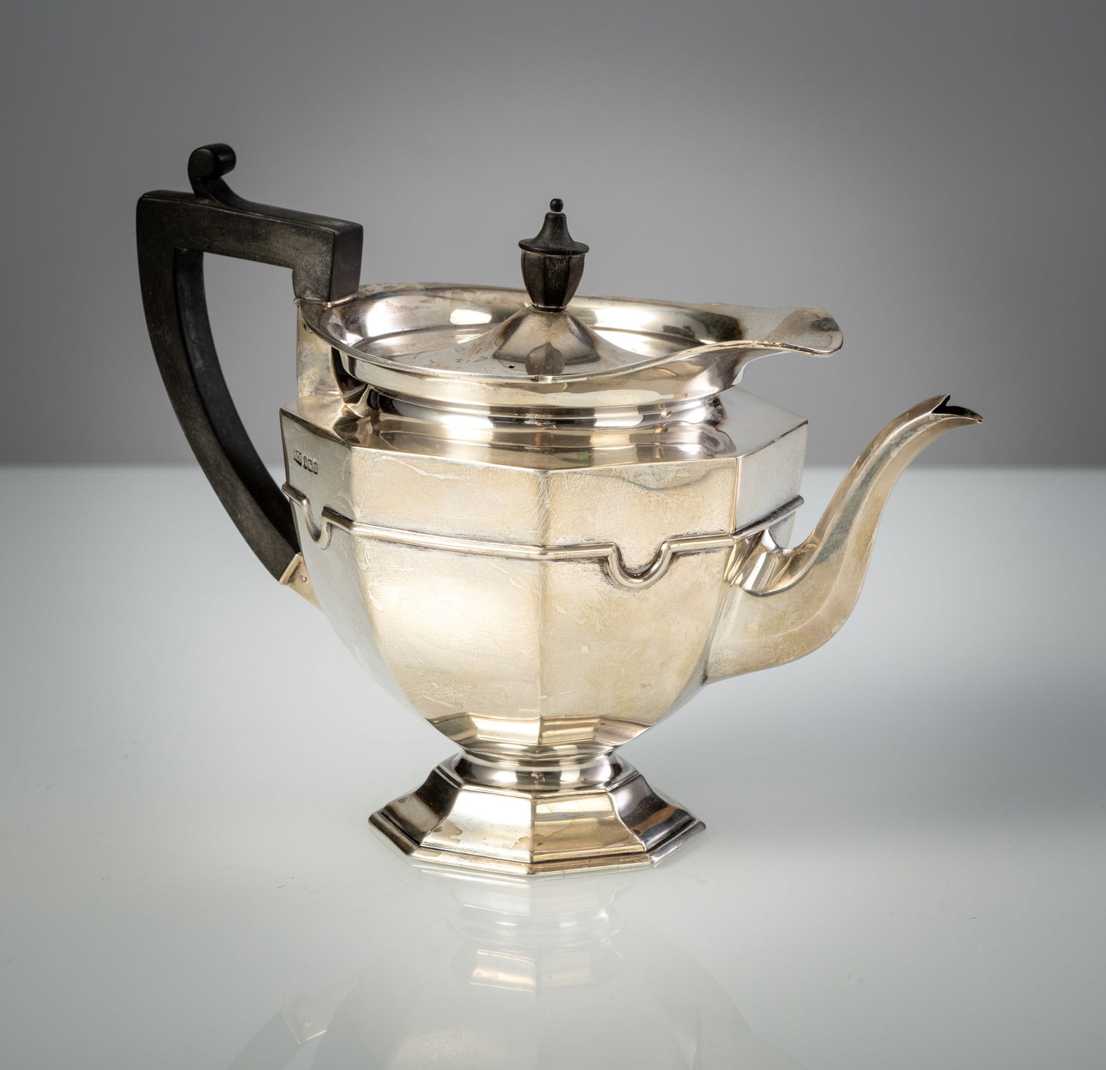 A GEORGE V SILVER TEA POT (1 of 5)