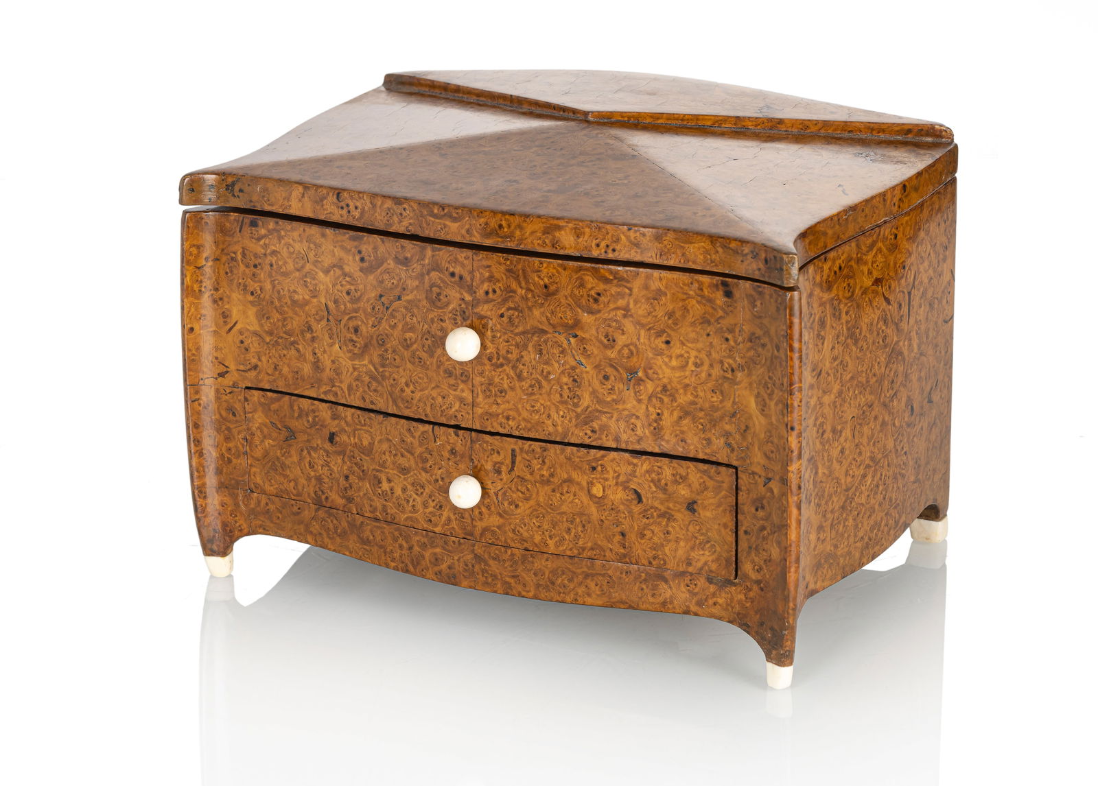 A FRENCH ART DECO IVORY MOUNTED AMBOYNA JEWELLERY CASE: A FRENCH ART DECO IVORY MOUNTED AMBOYNA JEWELLERY CASE in the manner of Emile-Jacques Ruhlmann, ca. 1930 16,5 x 25,5 x 16 cm The moulded hinged lid above a plain, fabric lined interior above a lower