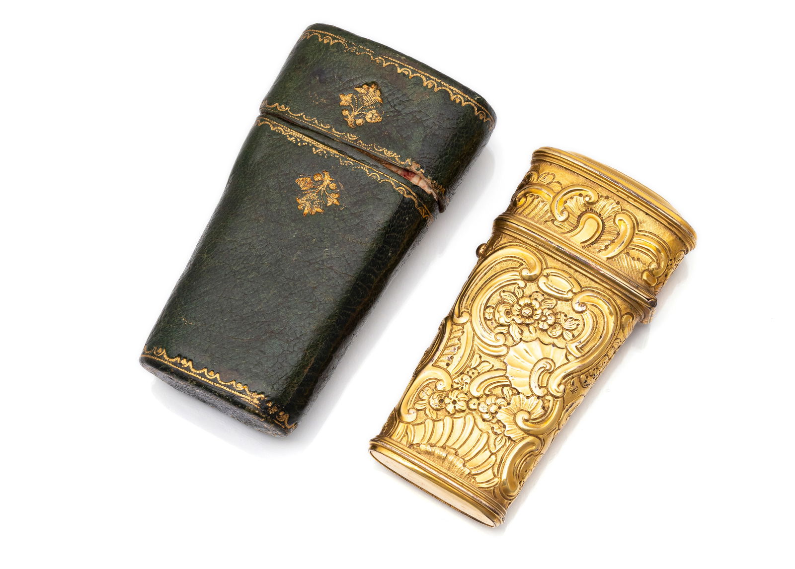 A FINE CHASED BRASS ROCOCO TRAVELLERS SEWING CASE WITH LEATHER BOX: A FINE CHASED BRASS ROCOCO TRAVELLERS SEWING CASE WITH LEATHER BOX circa 1770 L. 9,3/10 cm Chased copper with nearly complete sewing set (2 pieces missing). Slight age damages South German private