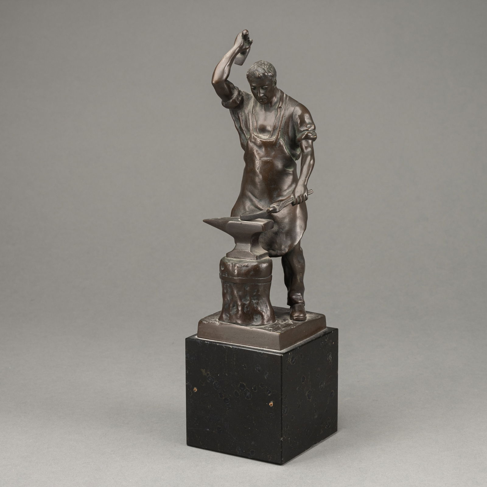Schmidt-Felling, Julius Paul: Schmidt-Felling, Julius Paul 1835 - 1920 H. 21,5/29,5 cm Blacksmith. Bronze, patinated. Signed Schmidt-Felling and inscribed ECHTE BRONZE. Serpentine base. Min. chipped. The Finck