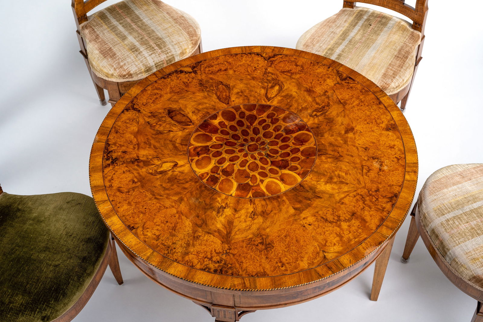 A NEOCLASSICAL WALNUT CENTRE TABLE AND FOUR CHAIRS - 4