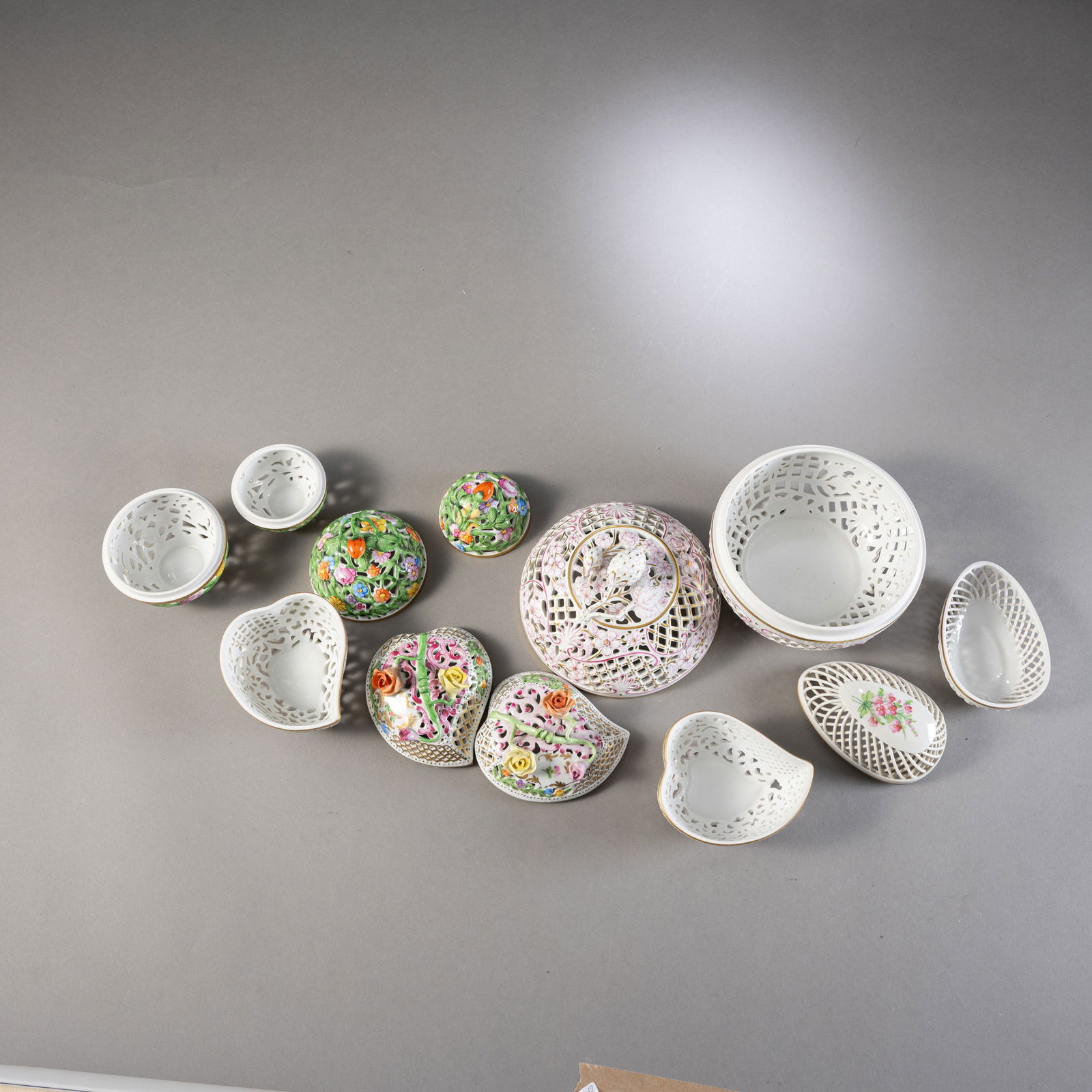 SIX FILIGREE OPENWORK PORCELAIN BOXES AND COVERS - 3