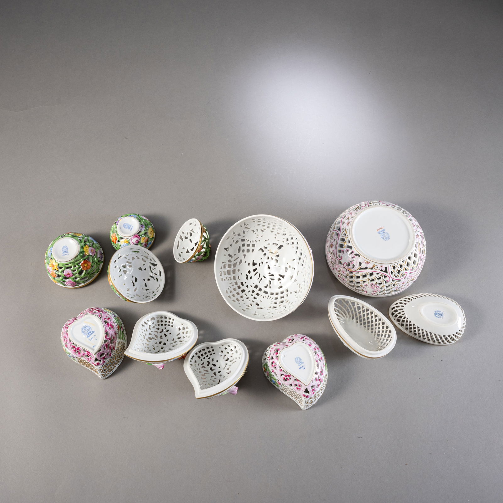 SIX FILIGREE OPENWORK PORCELAIN BOXES AND COVERS - 4