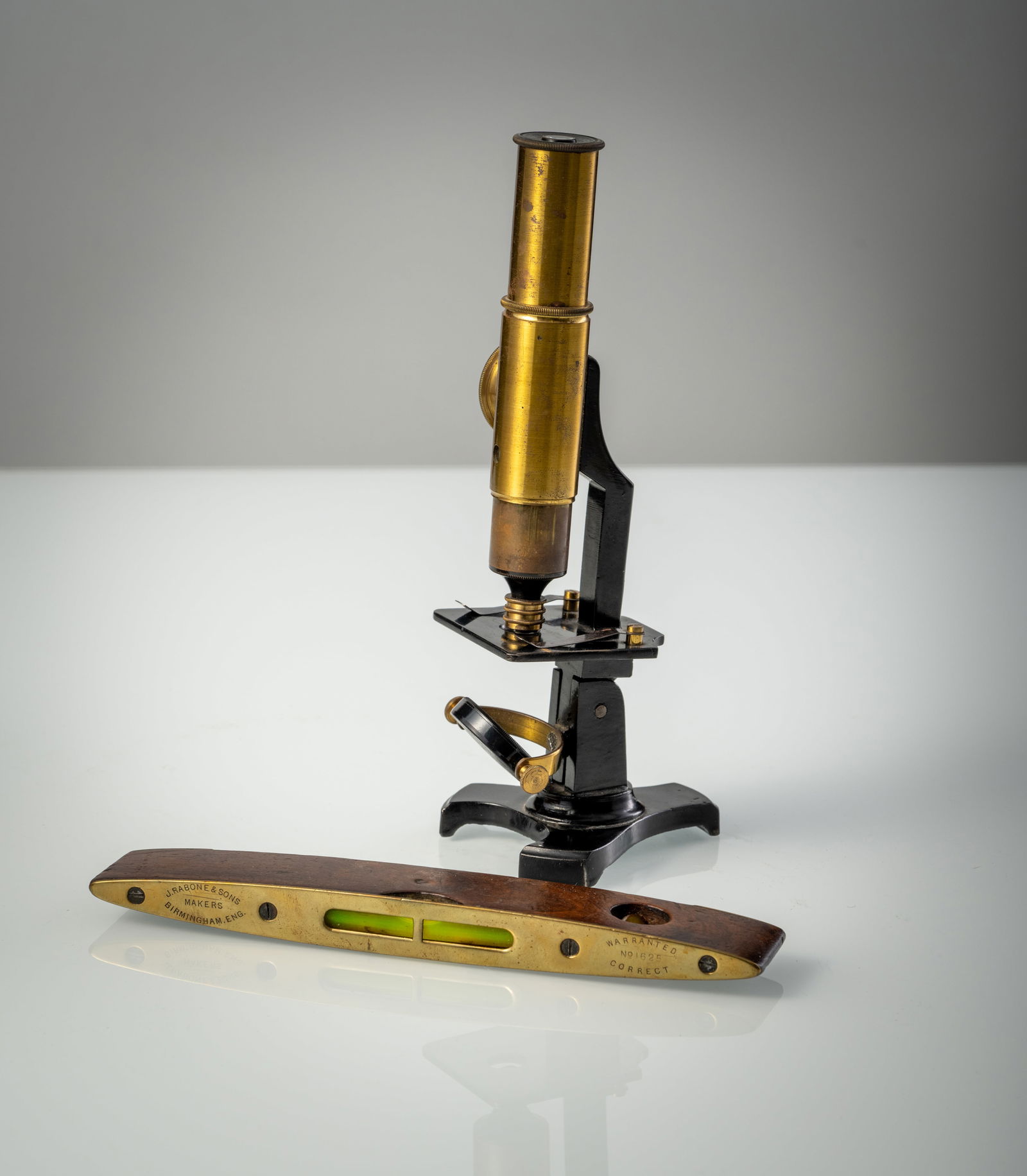 A MICROSCOPE IN A WOODEN BOX WITH ACCESSORIES: A MICROSCOPE IN A WOODEN BOX WITH ACCESSORIES 20th century L. 25 cm (Box) With water level. Brass, wood, etc. Signs of wear. Incomplete.Mikroskop im Holzkasten mit Zubehör 20. Jhdt. L. 25 cm