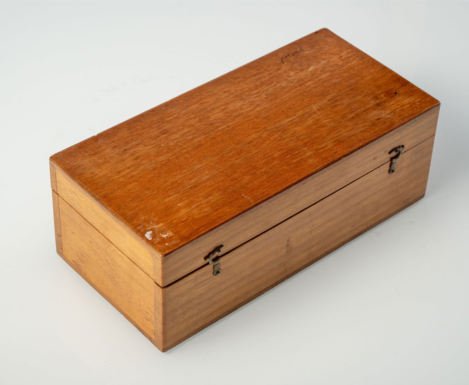 A MICROSCOPE IN A WOODEN BOX WITH ACCESSORIES - 3