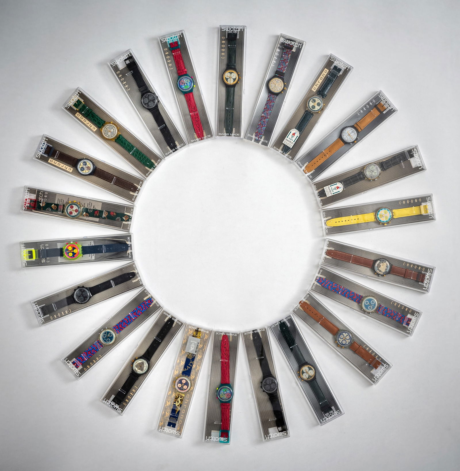 Mixed lot of 22 Swatch watches: Mixed lot of 22 Swatch watches Various editions, plastic and leather straps, water-resistant, quartz movement not tested for functionality, batteries must be replaced, with case. Collection Monika