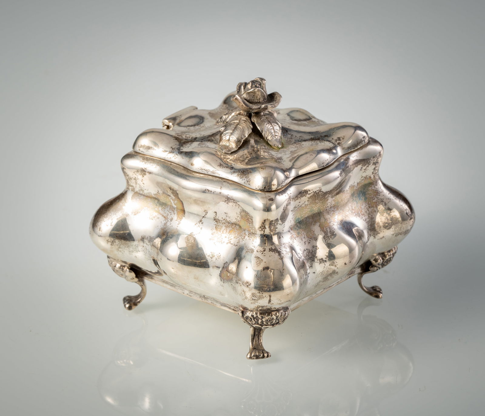 A PARCEL GILT SUGAR BOWL AND COVER: A PARCEL GILT SUGAR BOWL AND COVER Vienna, 1863 H. 13, B. 12,8 cm Vienna hallmark with date and "13", maker's mark M and K for Mayerhofer and Klinkosch. Ca. 470g. Minor traces of age.Zuckerdose Wien,