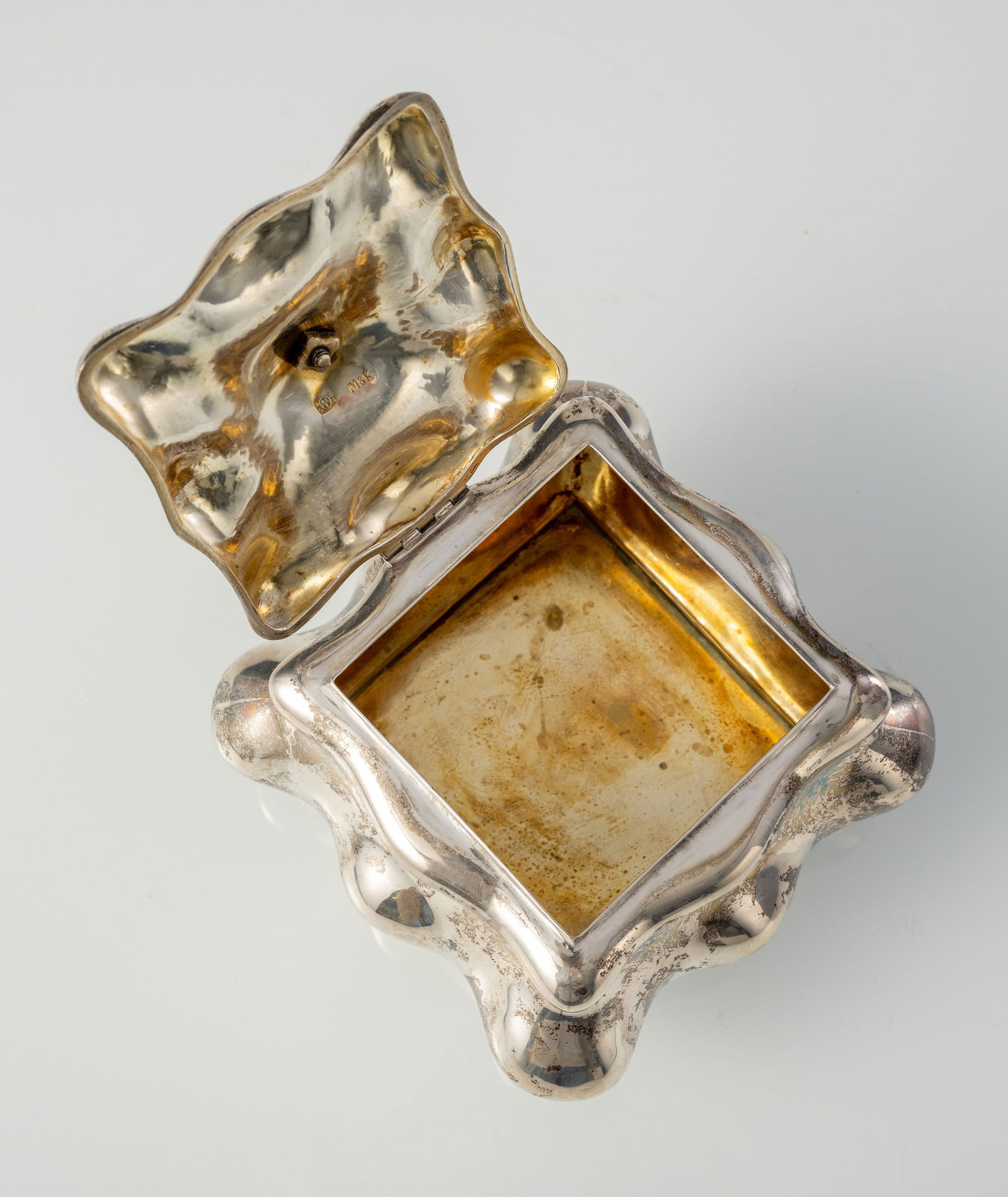 A PARCEL GILT SUGAR BOWL AND COVER - 4