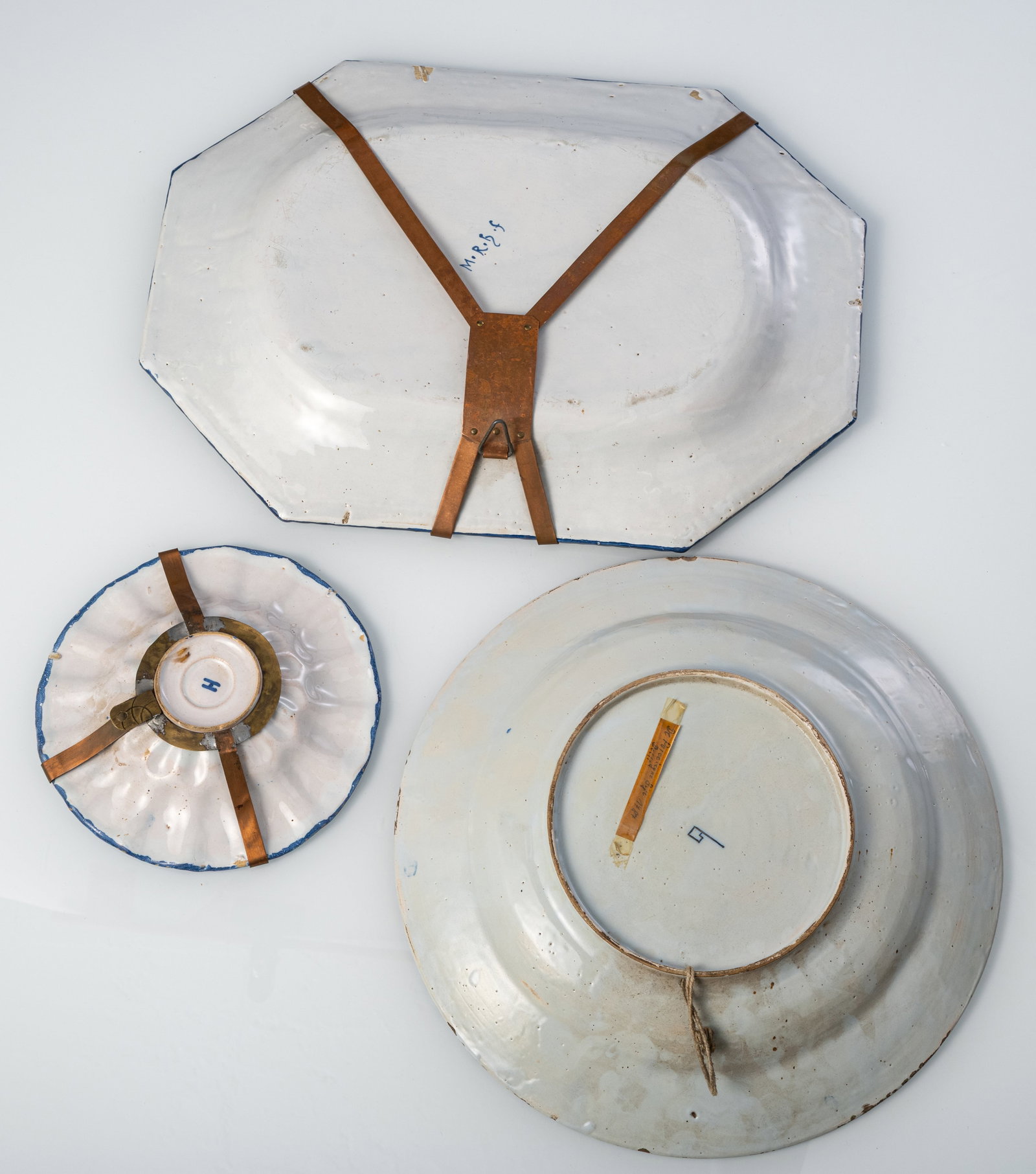 THREE BLUE AND WHITE PAINTED FAIENCE DISHES - 3