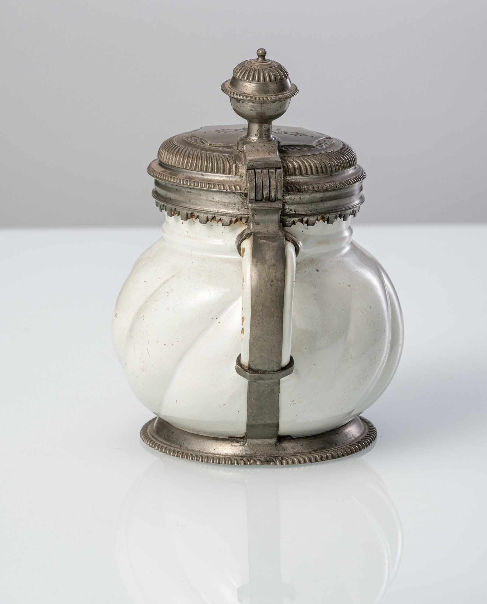 A WHITE GLAZED FAIENCE HABANER JAR - 4