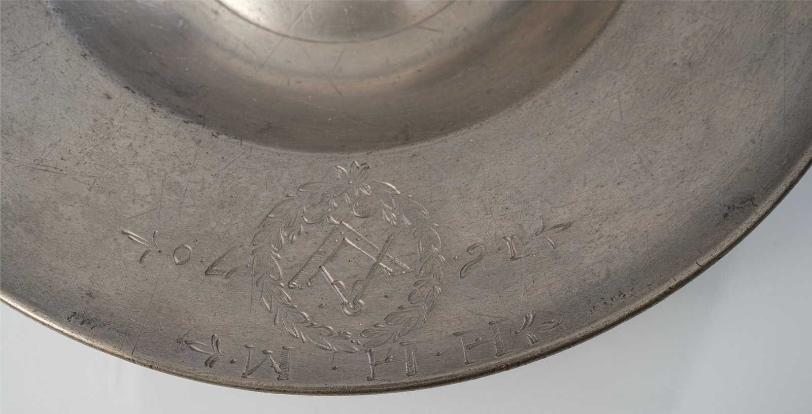 A PEWTER PLATE WITH GUILD EMBLEM - 3