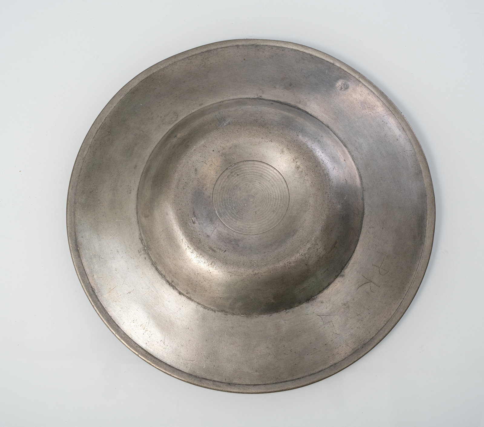 A PEWTER PLATE WITH GUILD EMBLEM - 4