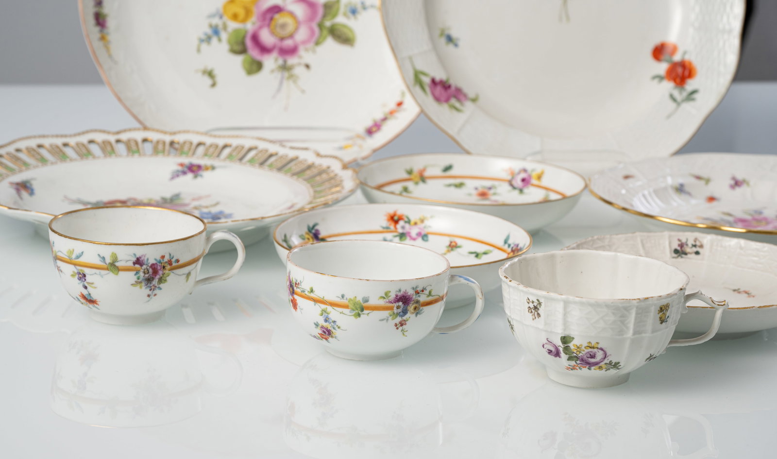 A MIXED LOT OF 3 MEISSEN PLATES, A ROUND DISH AND 3 CUPS AND SAUCERS - 2