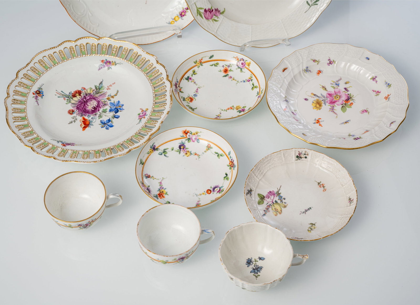 A MIXED LOT OF 3 MEISSEN PLATES, A ROUND DISH AND 3 CUPS AND SAUCERS - 3