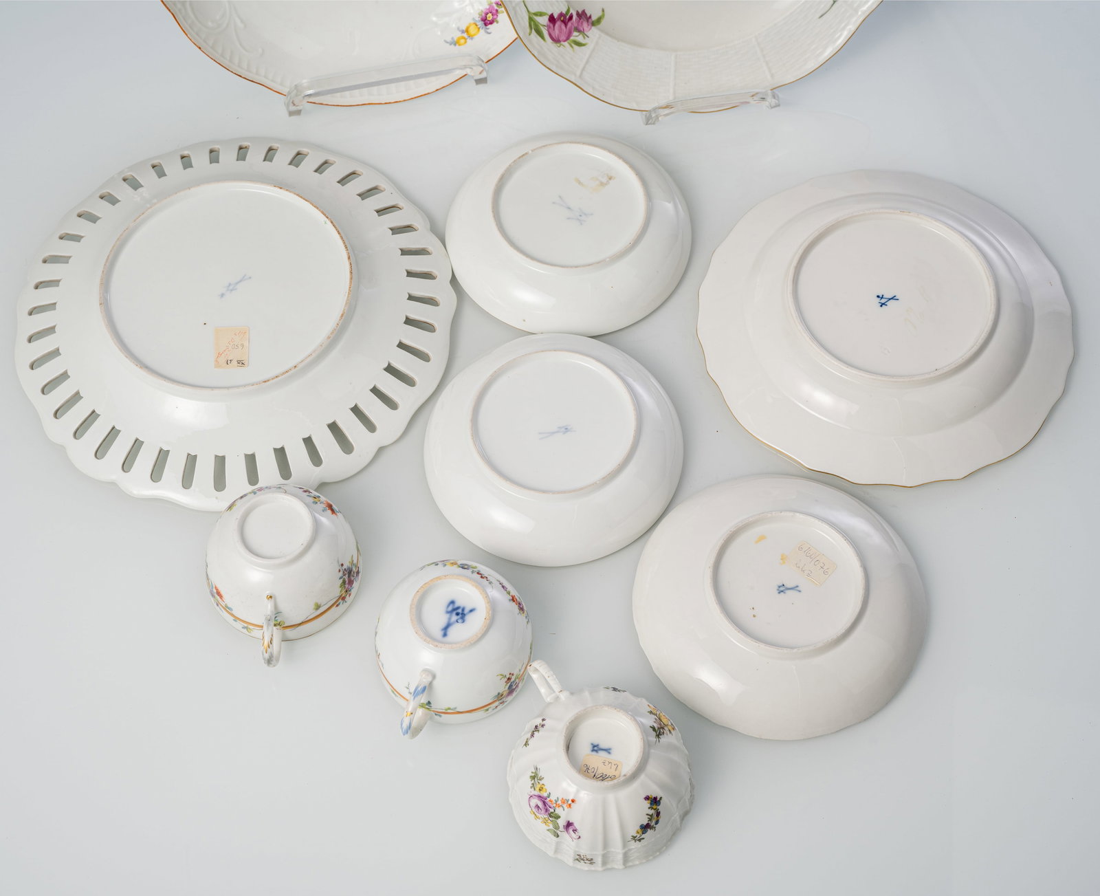 A MIXED LOT OF 3 MEISSEN PLATES, A ROUND DISH AND 3 CUPS AND SAUCERS - 4