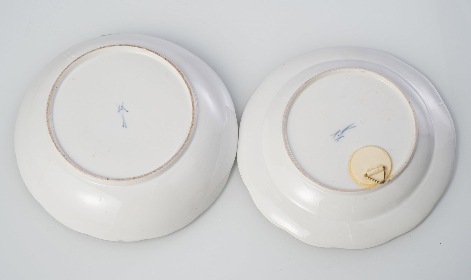 A MIXED LOT OF 3 MEISSEN PLATES, A ROUND DISH AND 3 CUPS AND SAUCERS - 6