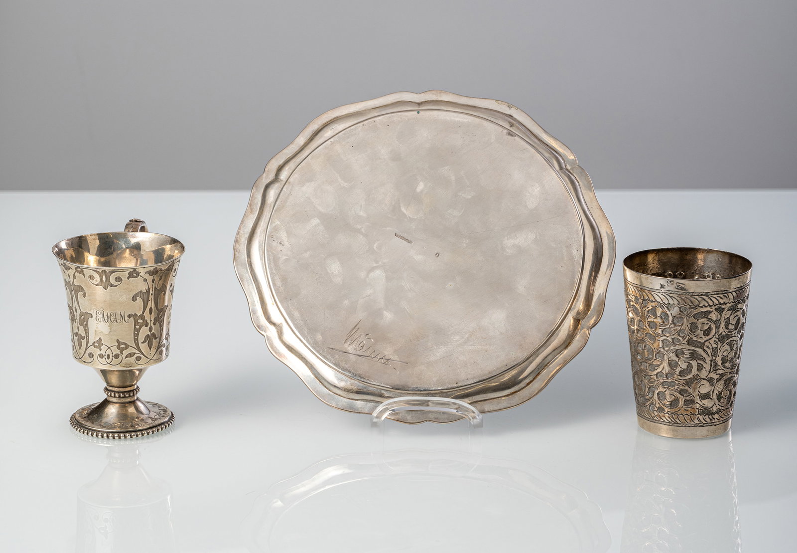 A ROUND TRAY AND TWO BEAKER - 3