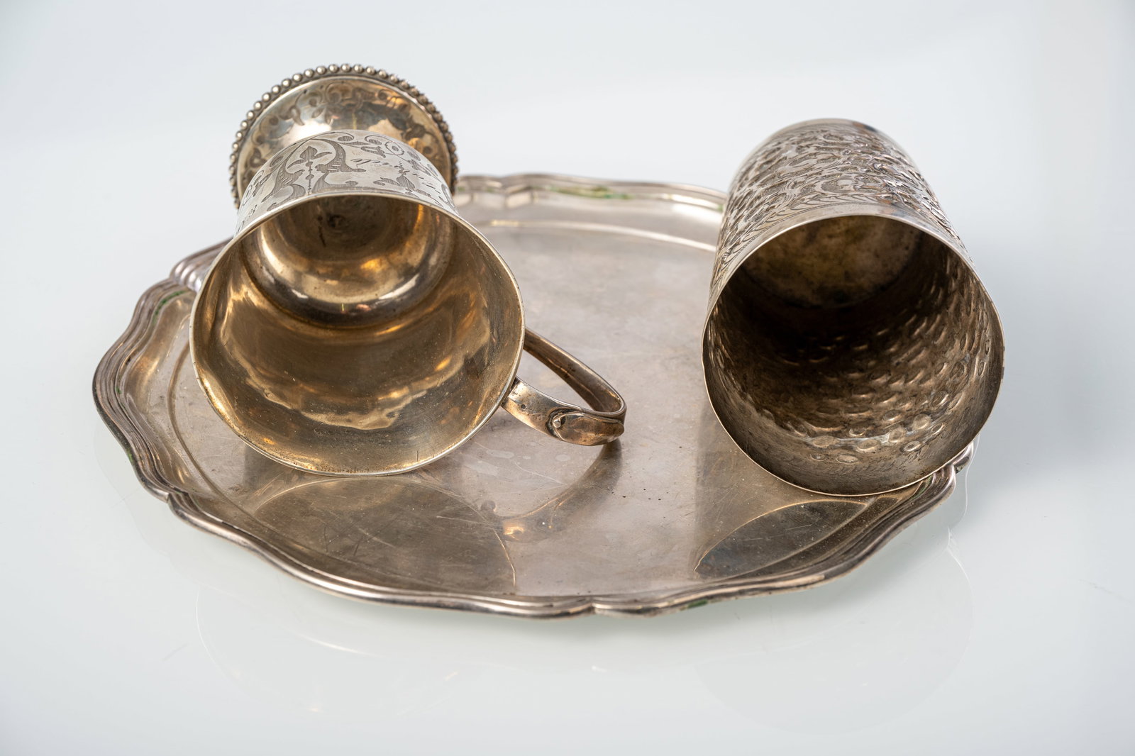 A ROUND TRAY AND TWO BEAKER - 5