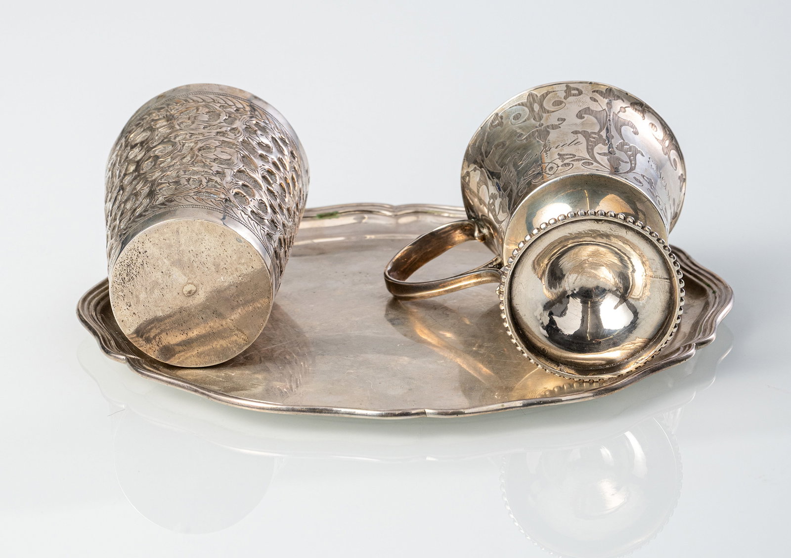 A ROUND TRAY AND TWO BEAKER - 6
