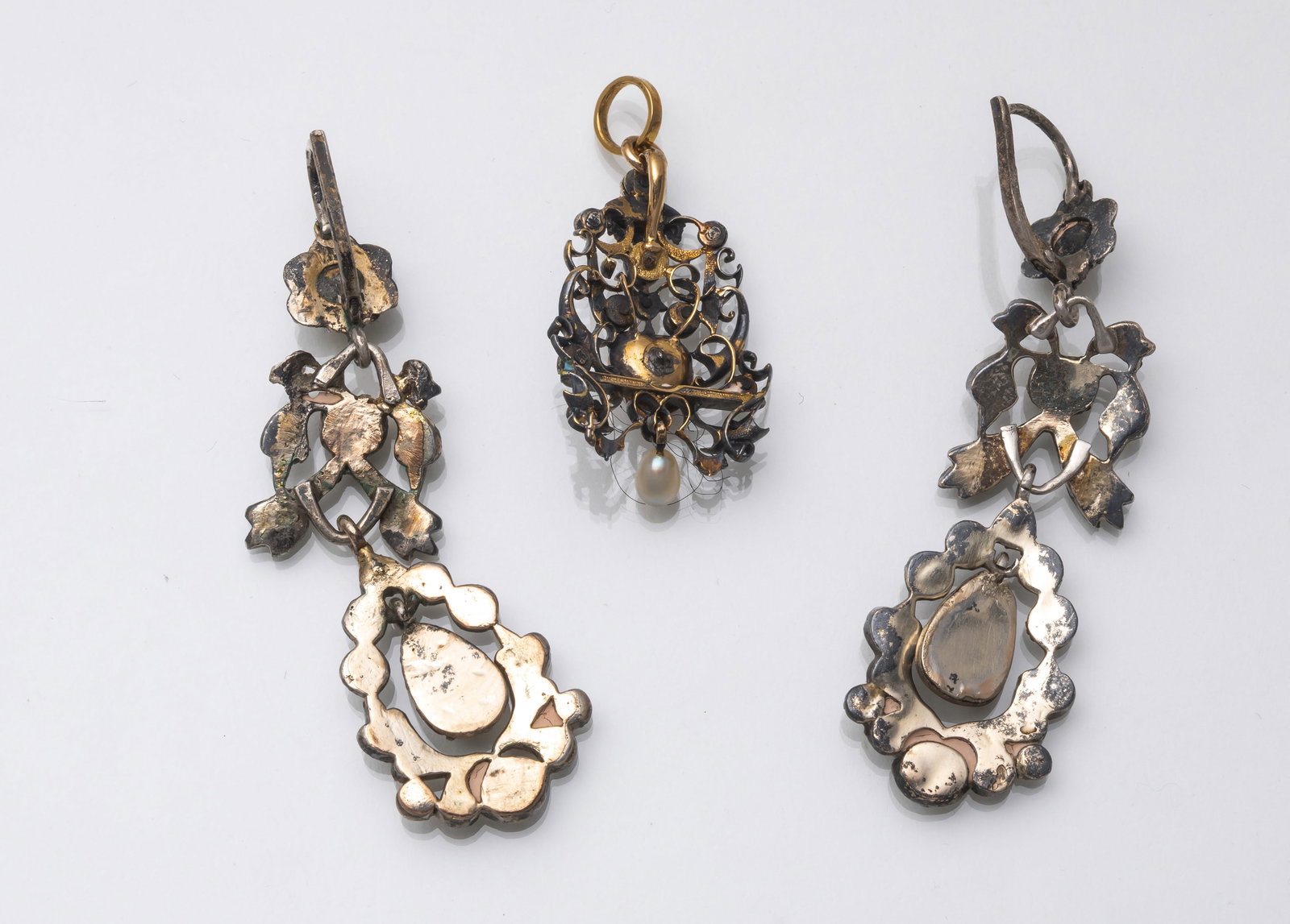 A PENDANT AND A PAIR OF EARRINGS - 2