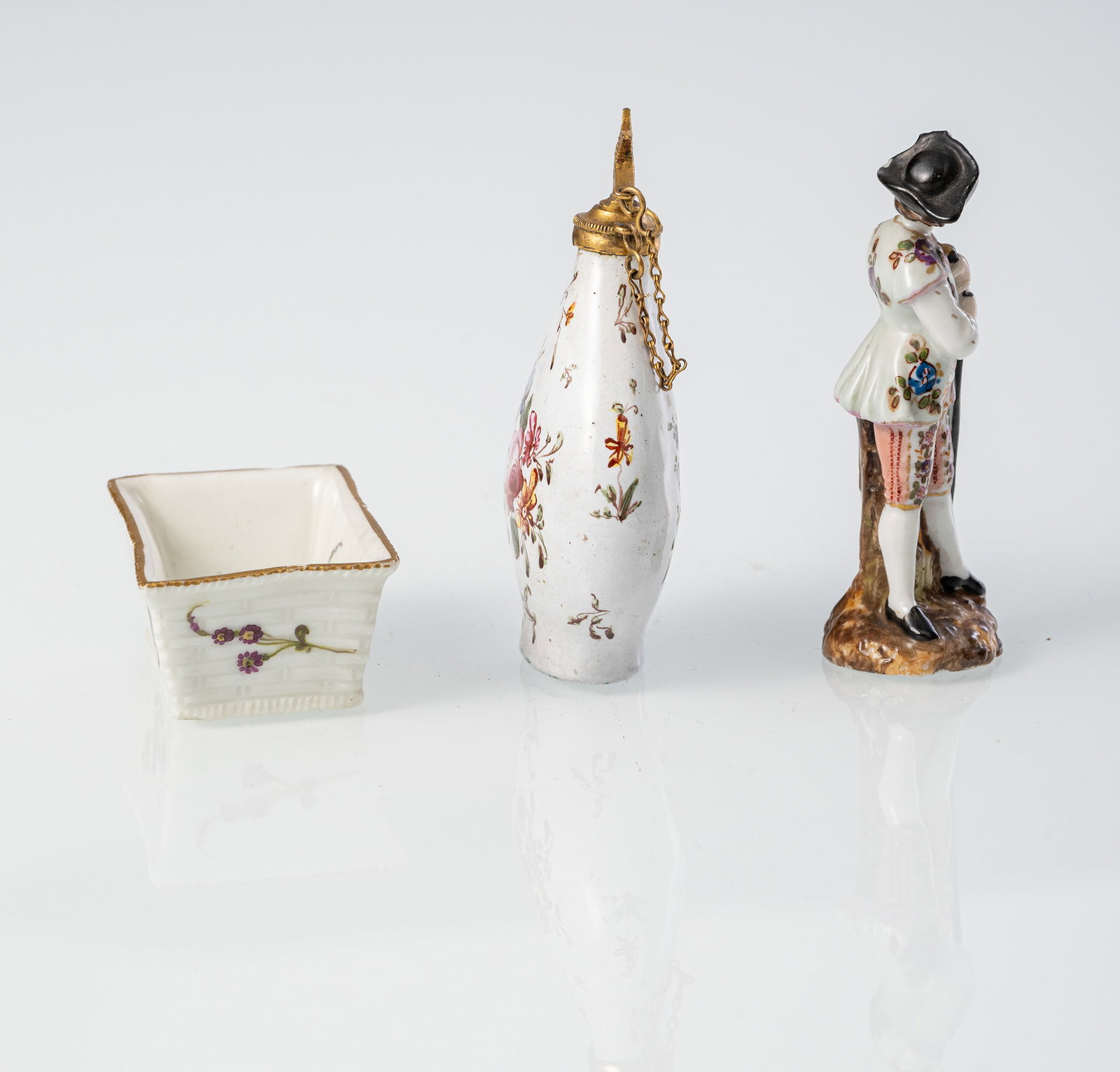 A PORCELAIN SALT CELLAR, A MINIATURE FIGURE AND AN ENAMELLED COPPER SNUFF BOTTLE - 2