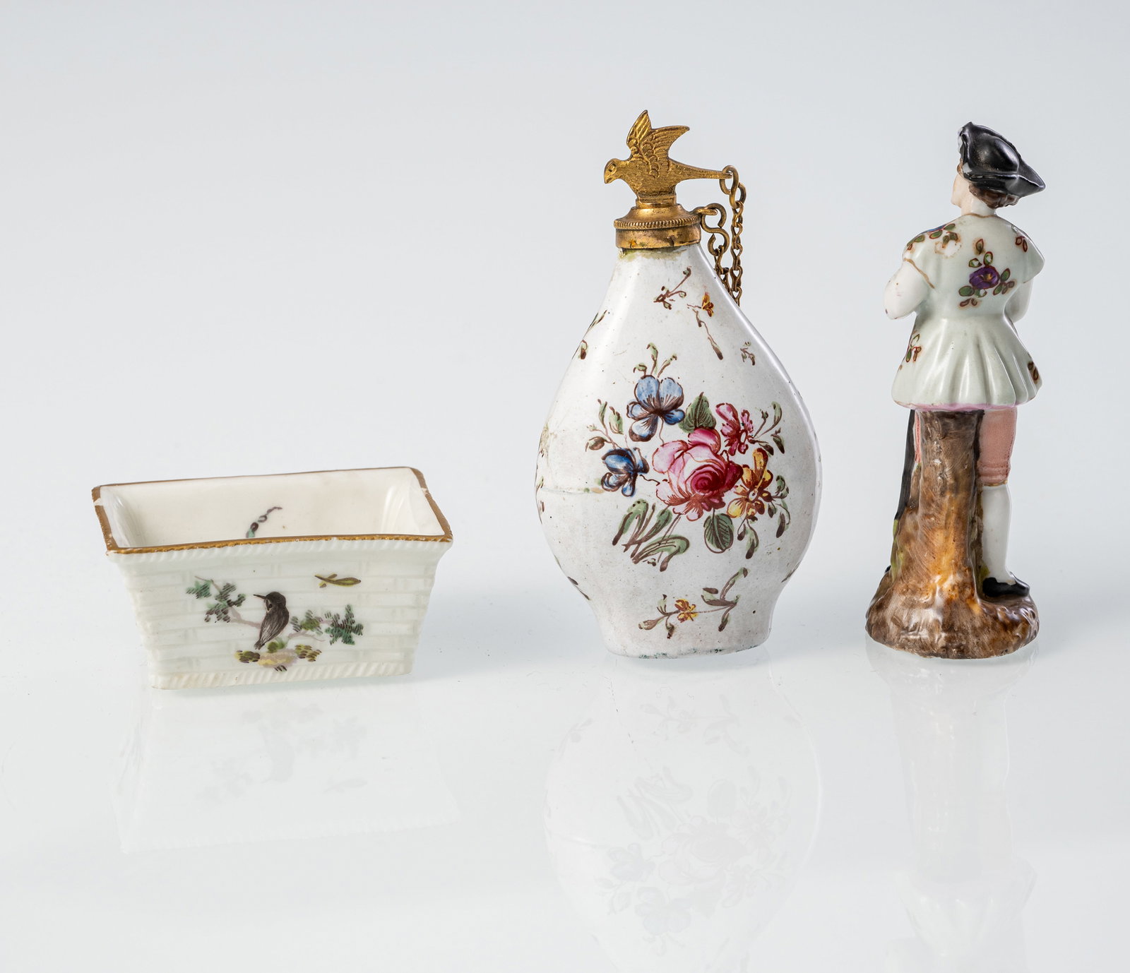 A PORCELAIN SALT CELLAR, A MINIATURE FIGURE AND AN ENAMELLED COPPER SNUFF BOTTLE - 3