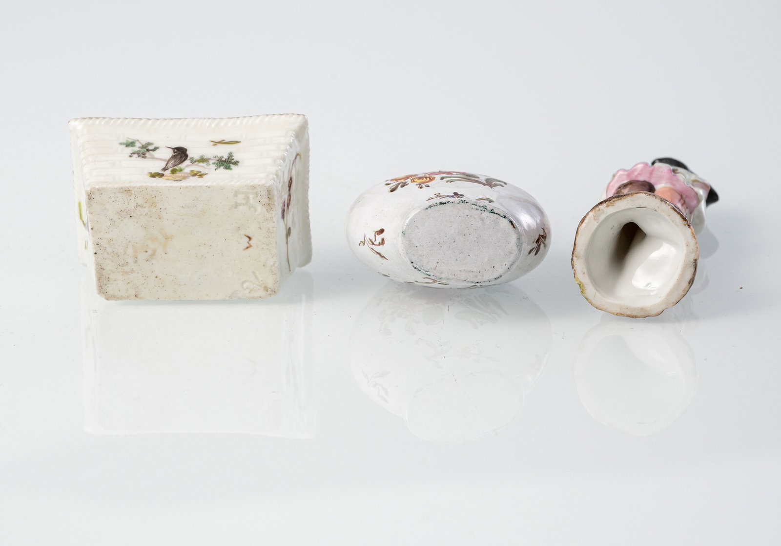 A PORCELAIN SALT CELLAR, A MINIATURE FIGURE AND AN ENAMELLED COPPER SNUFF BOTTLE - 4