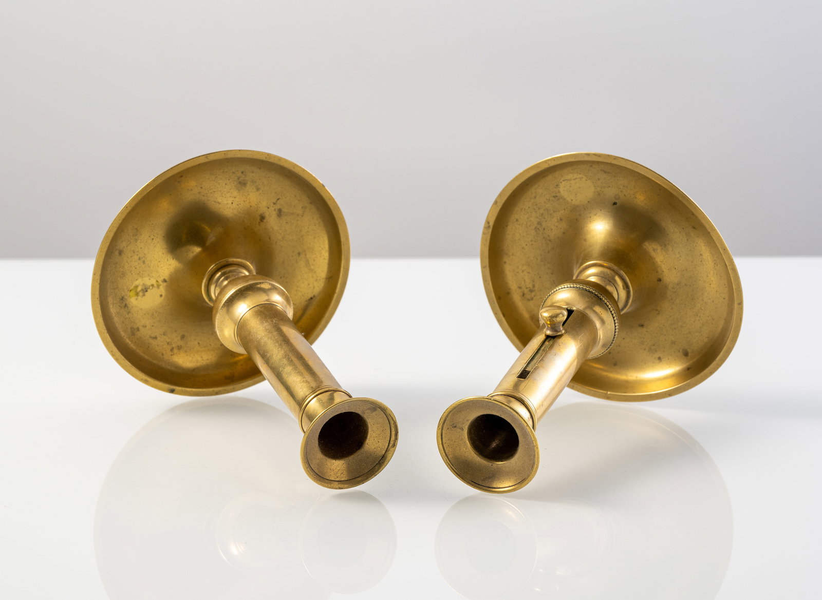 A PAIR OF CANDLESTICKS - 3