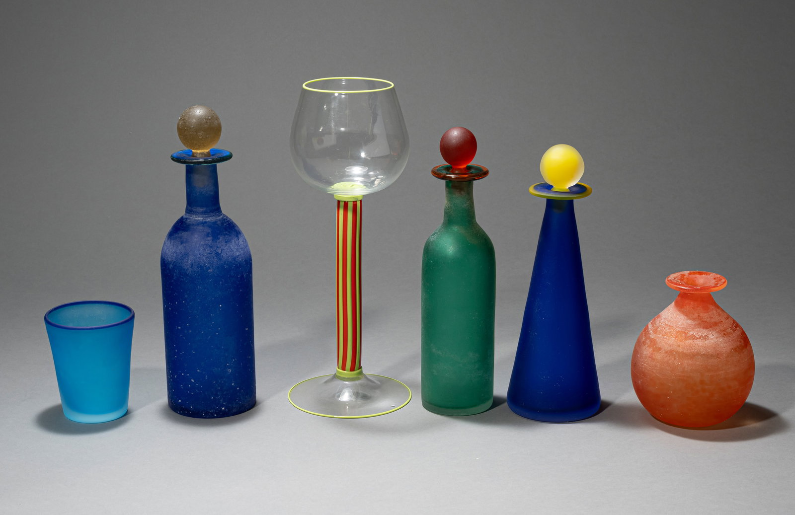 A MIXED LOT OF 12 BEAKER AND CARAFES - 2