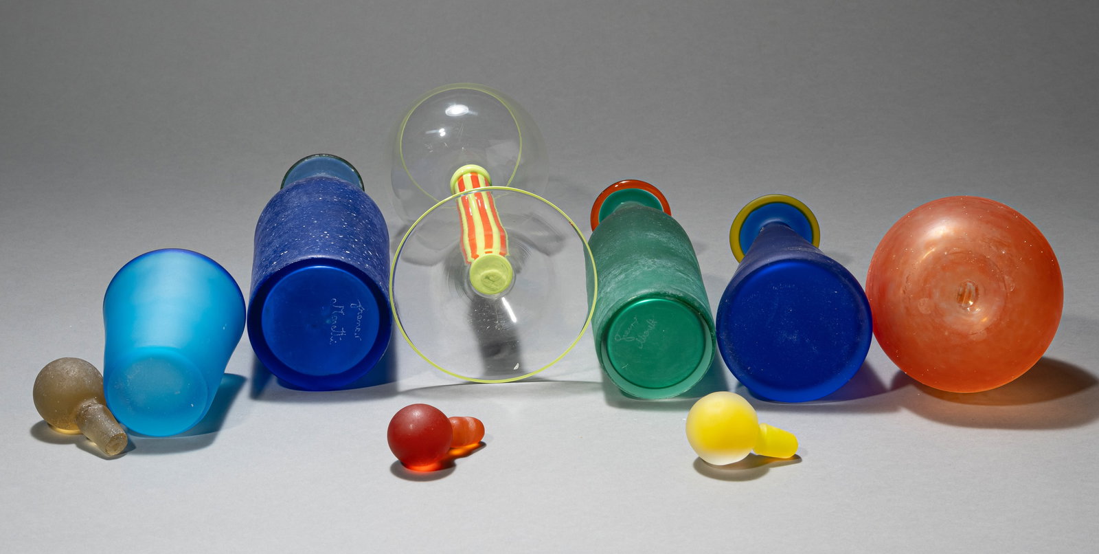 A MIXED LOT OF 12 BEAKER AND CARAFES - 4