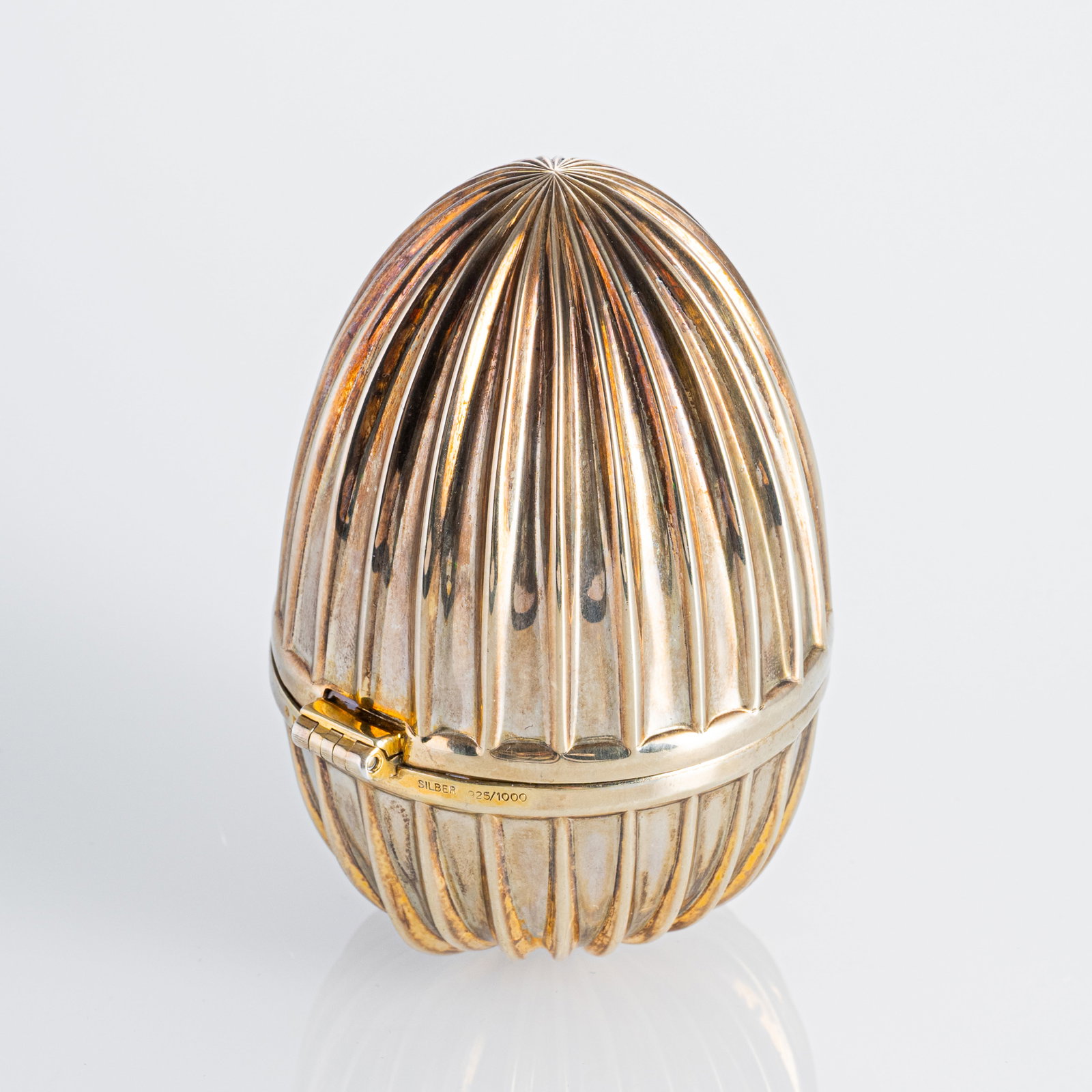 A DECORATIVE SILVER EGG WITH FLOWER BROOCH - 2