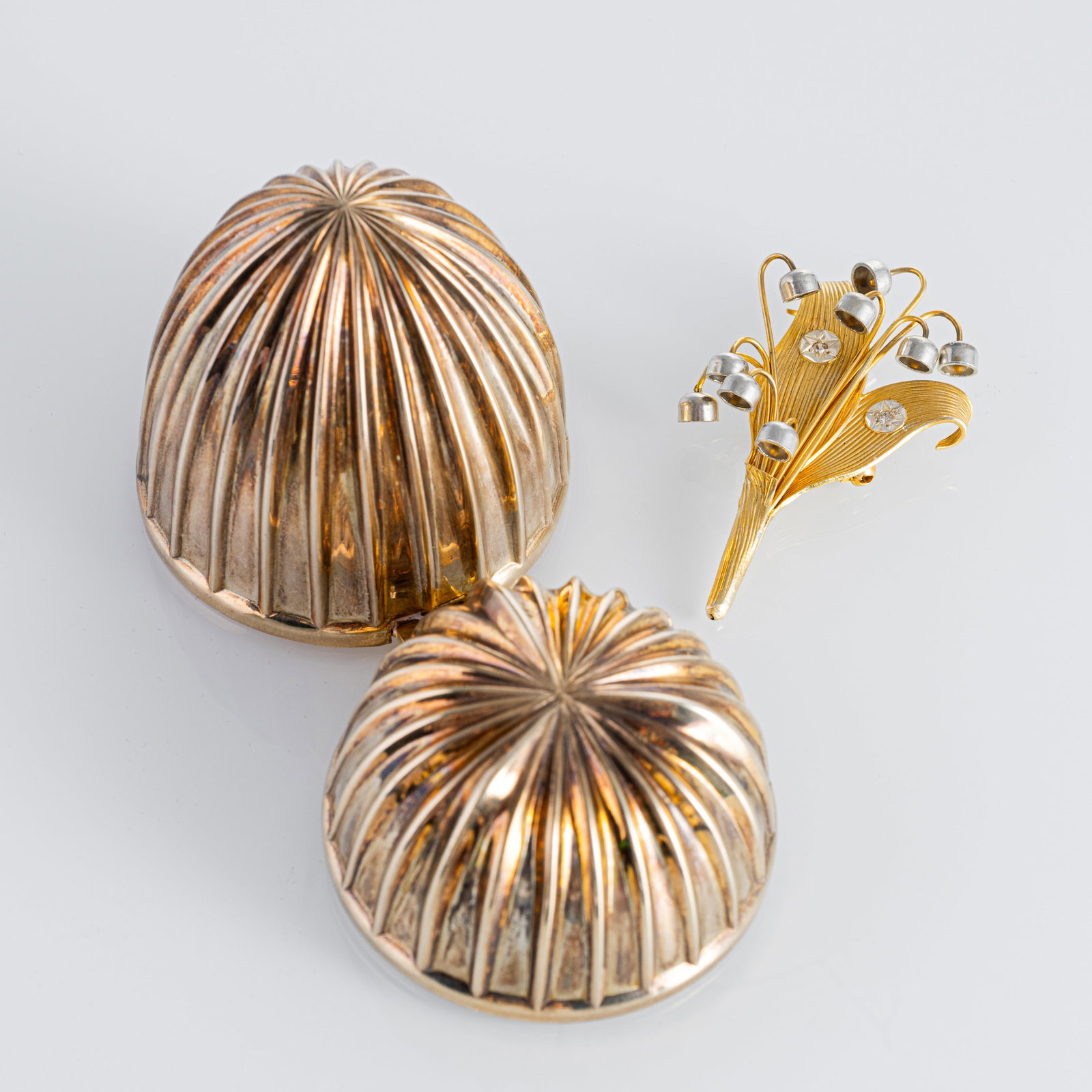 A DECORATIVE SILVER EGG WITH FLOWER BROOCH - 3