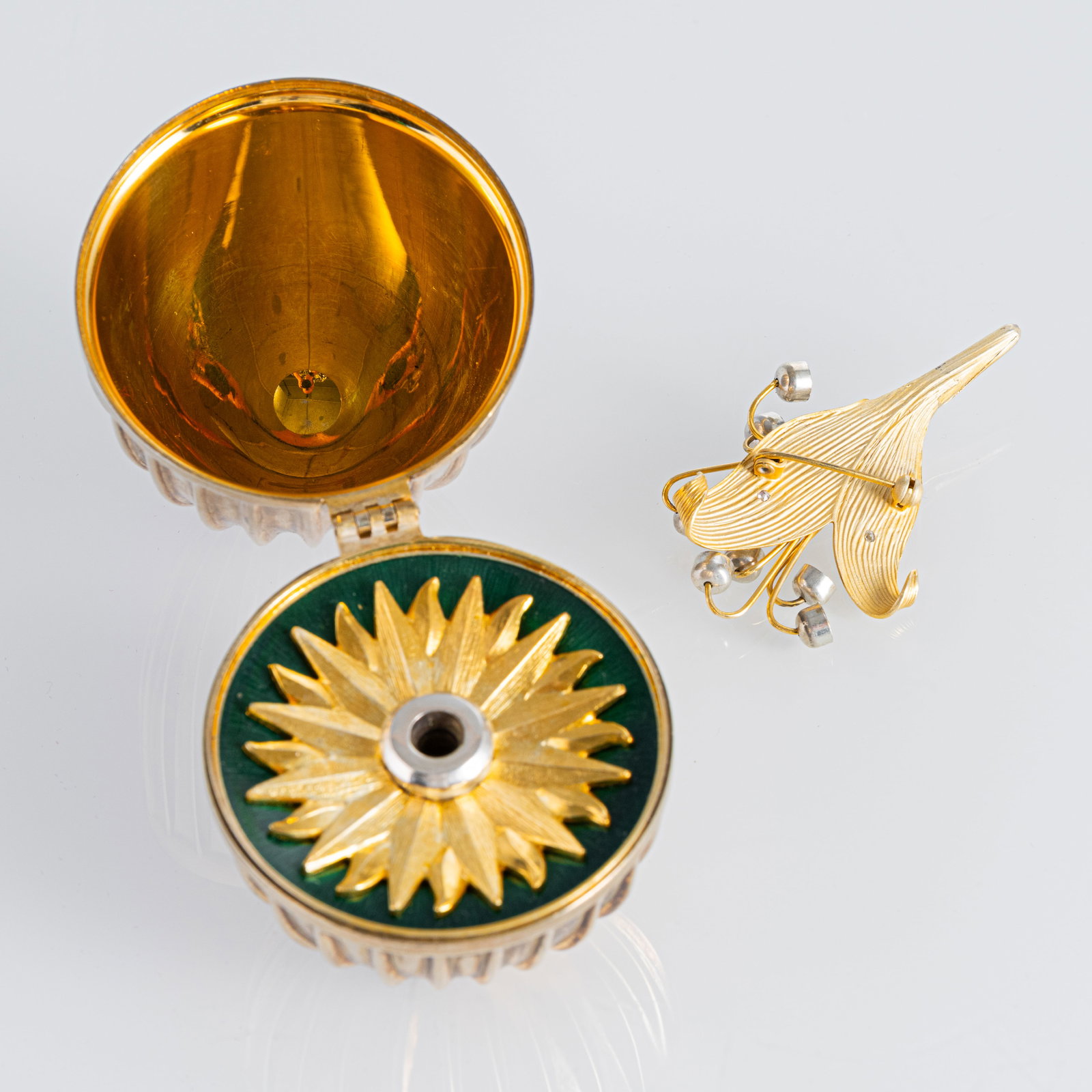 A DECORATIVE SILVER EGG WITH FLOWER BROOCH - 4