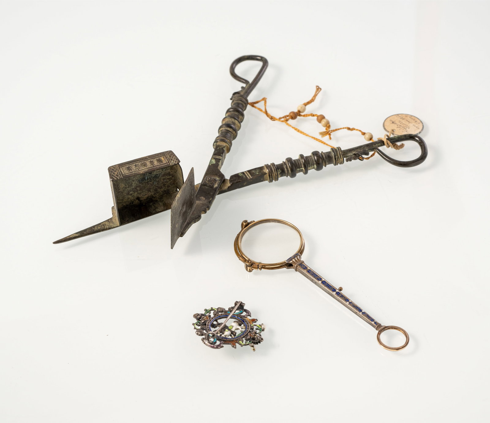 ST GEORGE PENDANT/BROOCH, A LORGNON AND A PAIR OF WICK SISSORS - 2