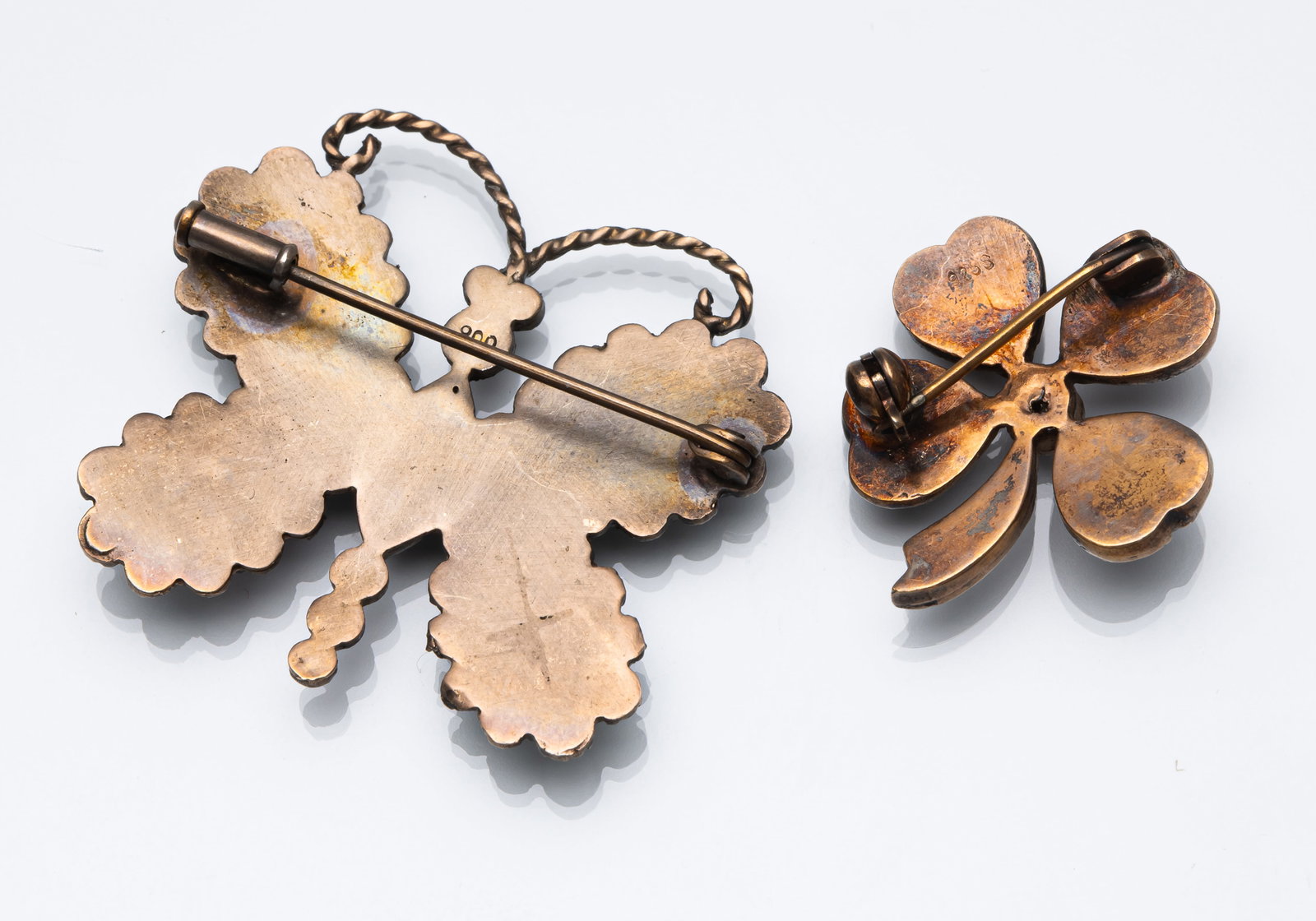 A FOUR-LEAF CLOVER BROOCH AND A BUTTERFLY BROOCH - 2