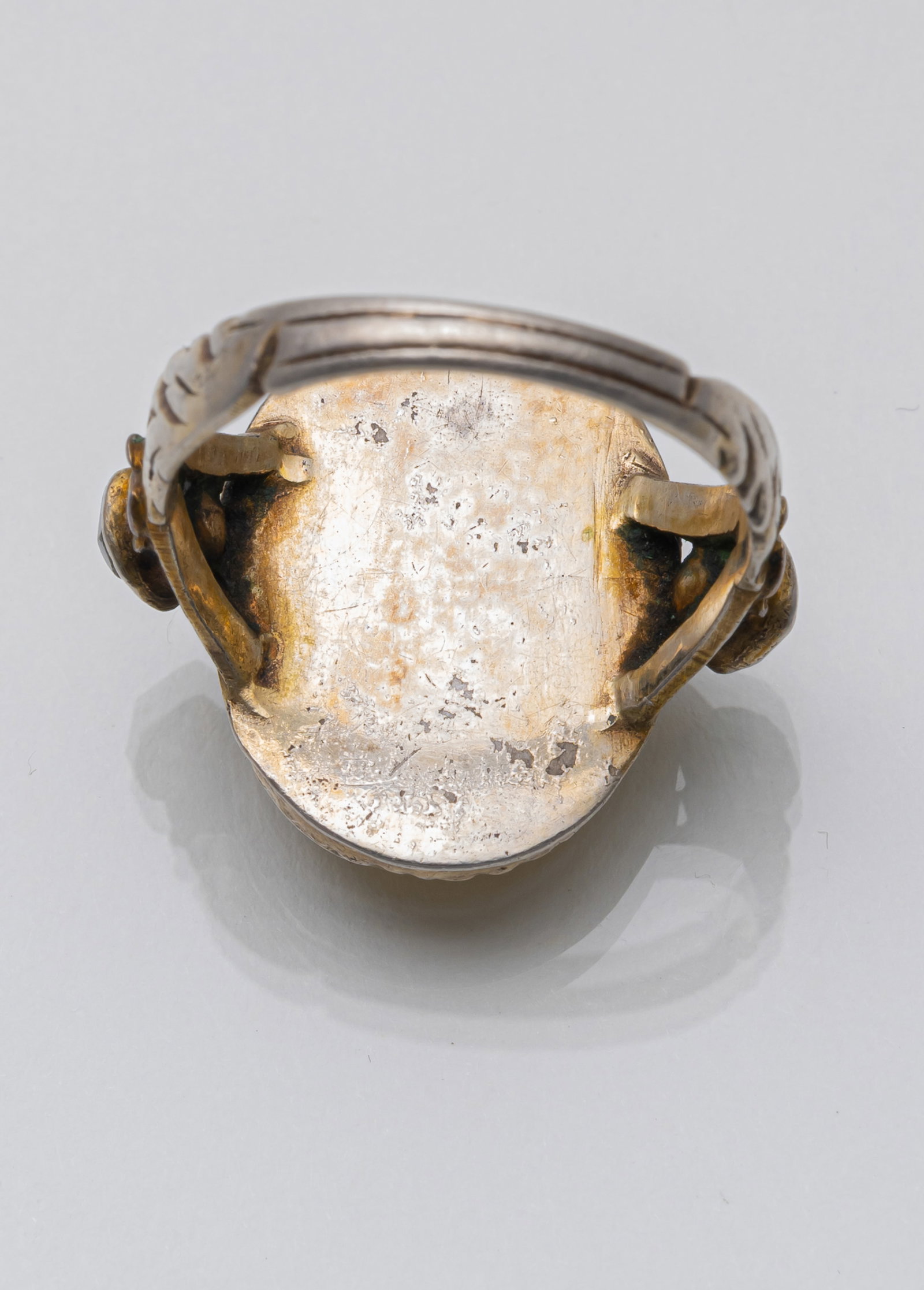 A ROKOKO SILVER RING WITH EGLOMISE - 2