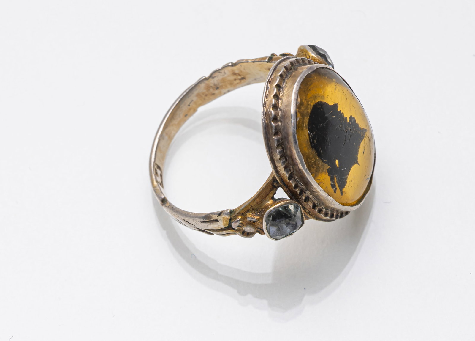 A ROKOKO SILVER RING WITH EGLOMISE - 3