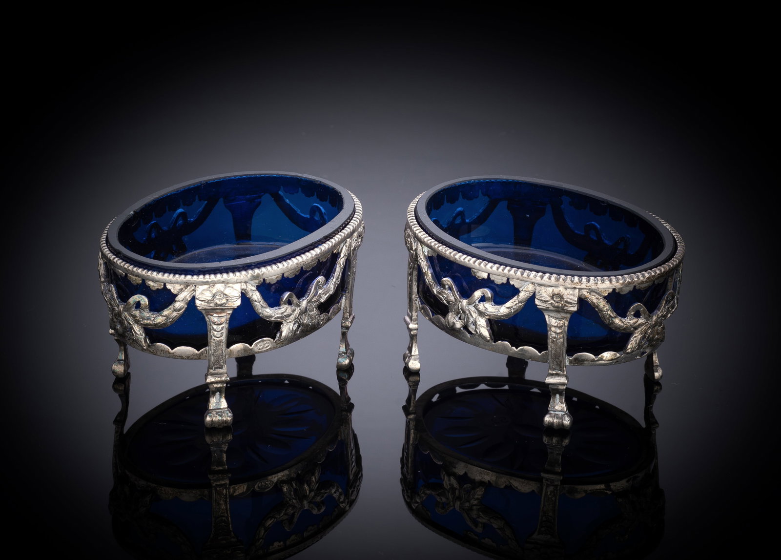 A PAIR OF GERMAN OPENWORK SILVER SALT CELLARS WITH BLUE GLASS LINERS - 2