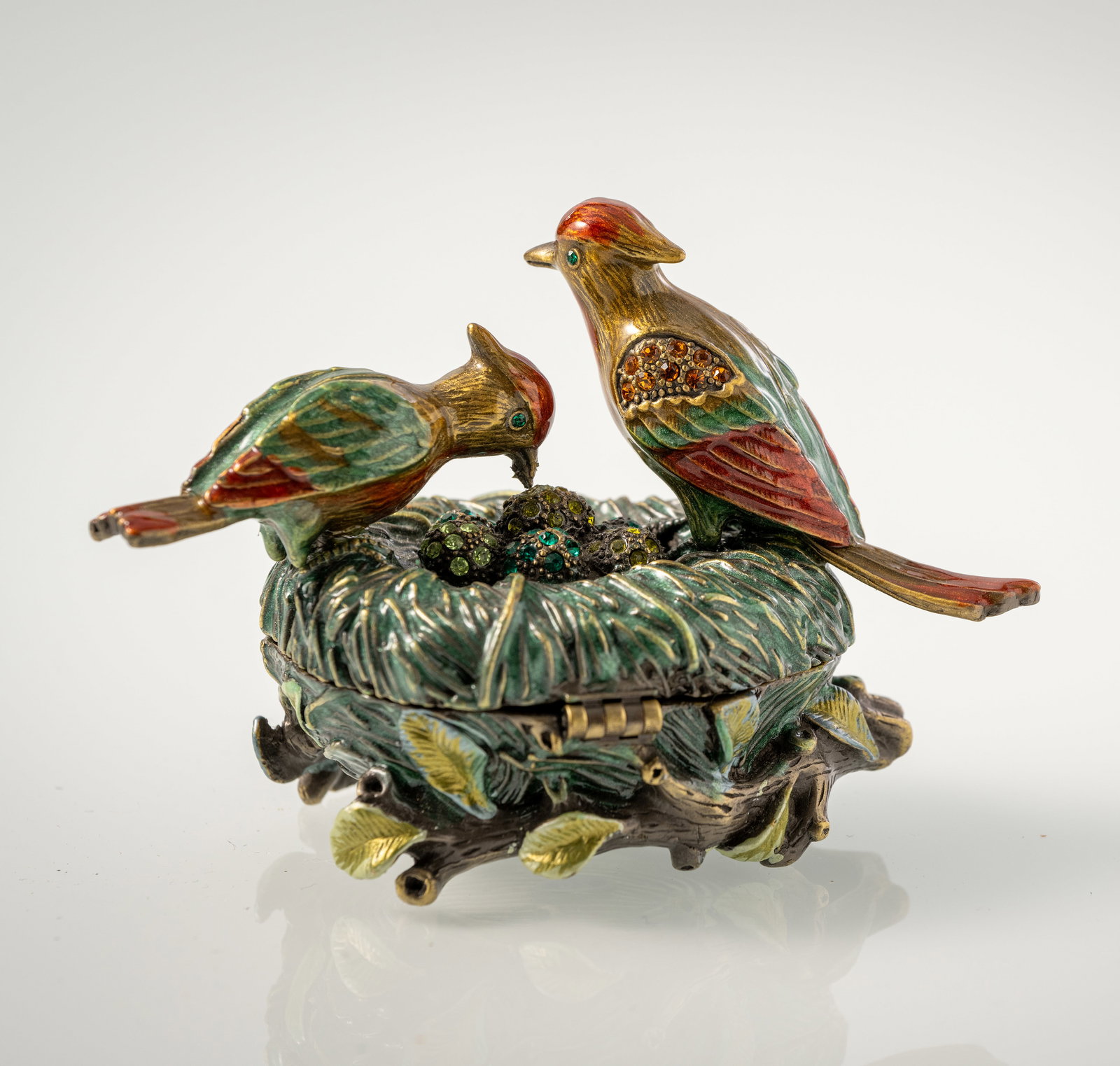 A DECORATIVE SNUFF BOX WITH BIRDS NEST - 2