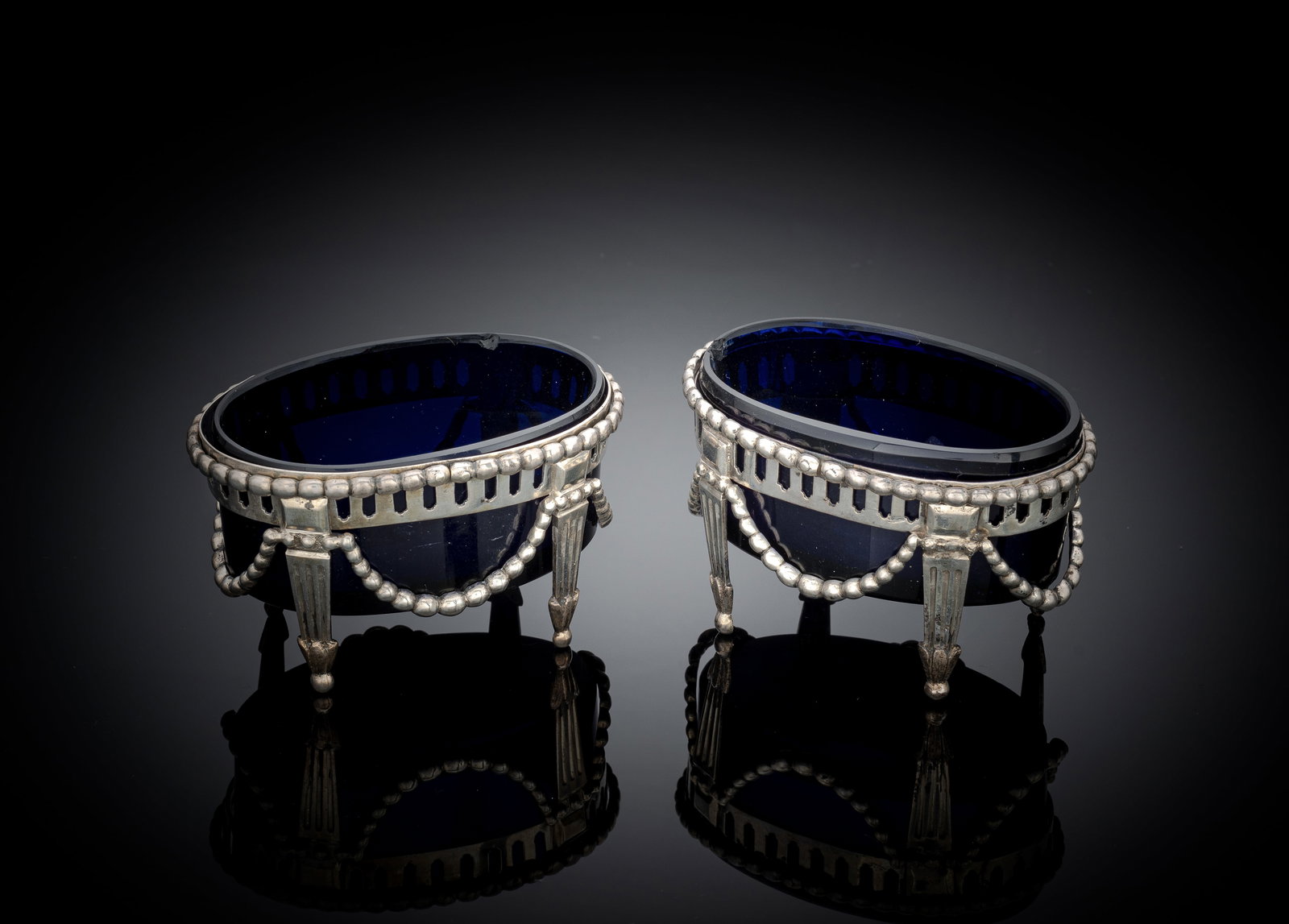 A PAIR OF GERMAN OPENWORK SILVER SALT CELLARS WITH BLUE GLASS LINERS - 2