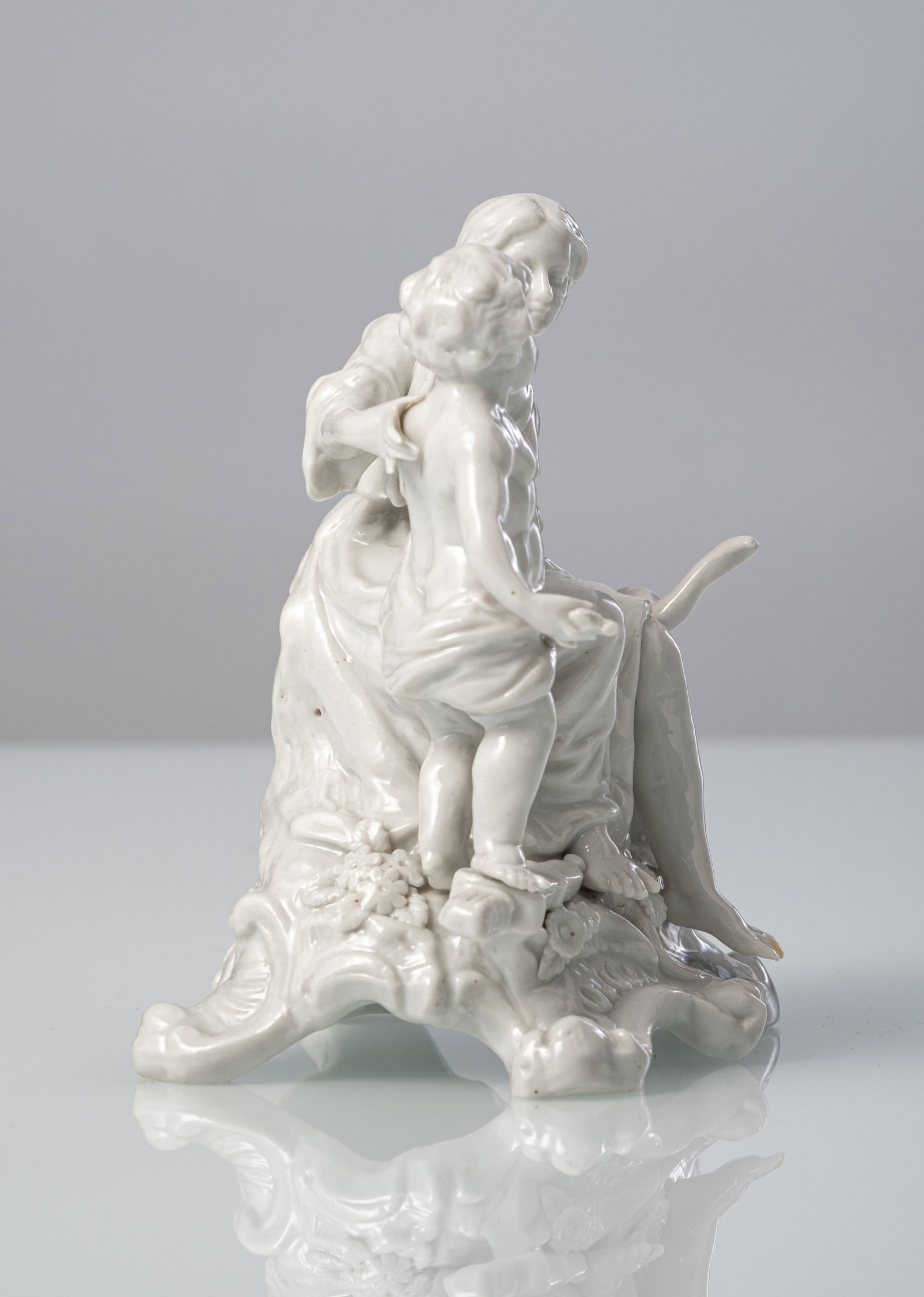 A WHITE PORCELAIN GROUP OF VENUS AND CUPID - 2
