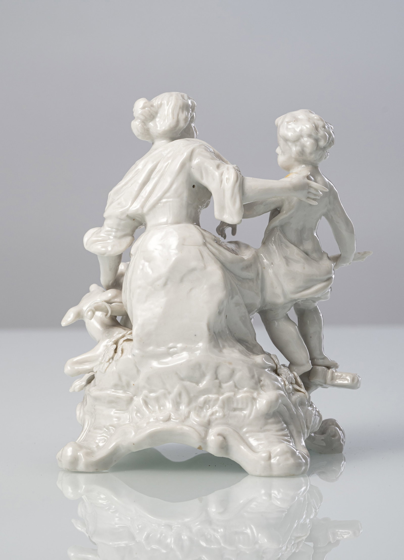 A WHITE PORCELAIN GROUP OF VENUS AND CUPID - 3