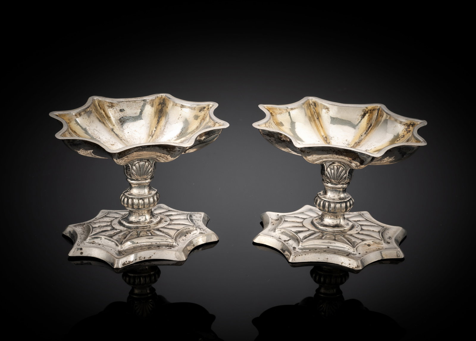 A PAIR OF GERMAN PARCIAL GILT SILVER SALT CELLARS - 2