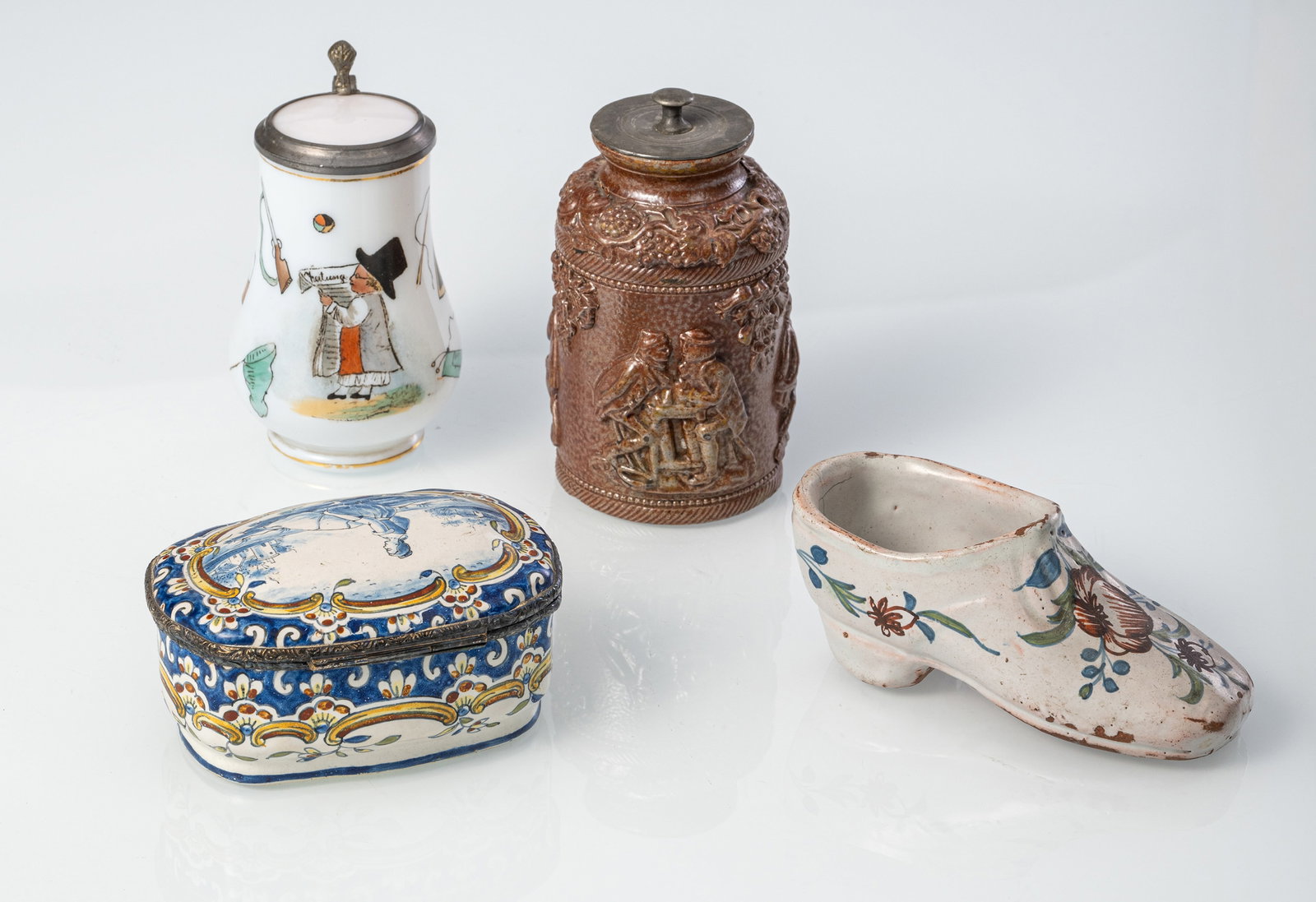 A SMALL GLASS JUG, A FAIENCE SHOE, A SNUFF BOX AND A CERAMIC BOTTLE - 2