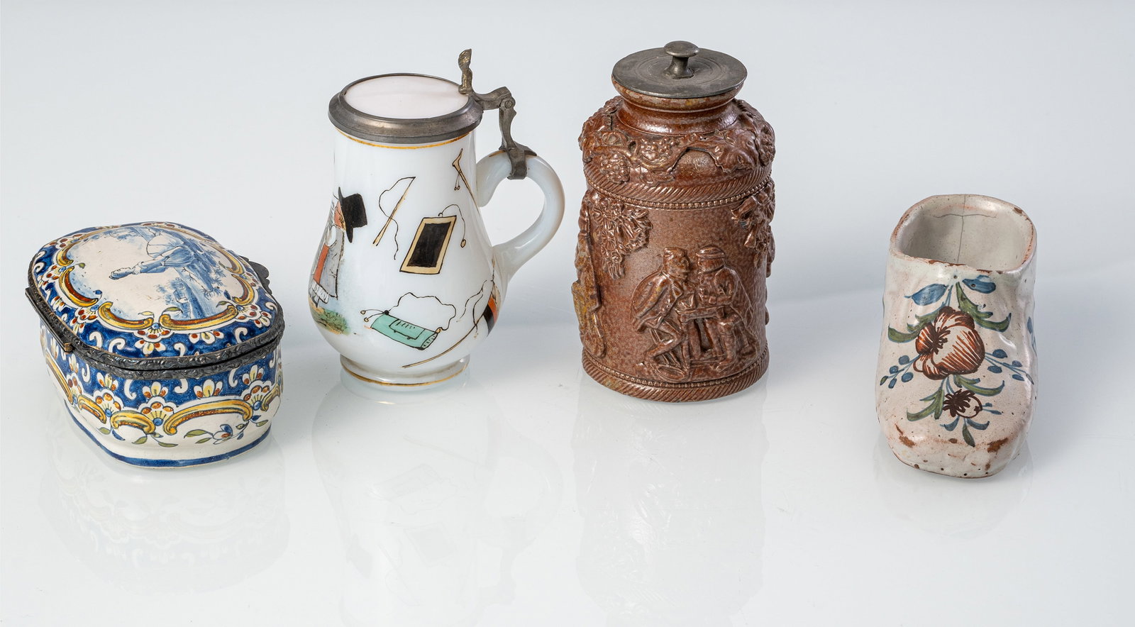 A SMALL GLASS JUG, A FAIENCE SHOE, A SNUFF BOX AND A CERAMIC BOTTLE - 3