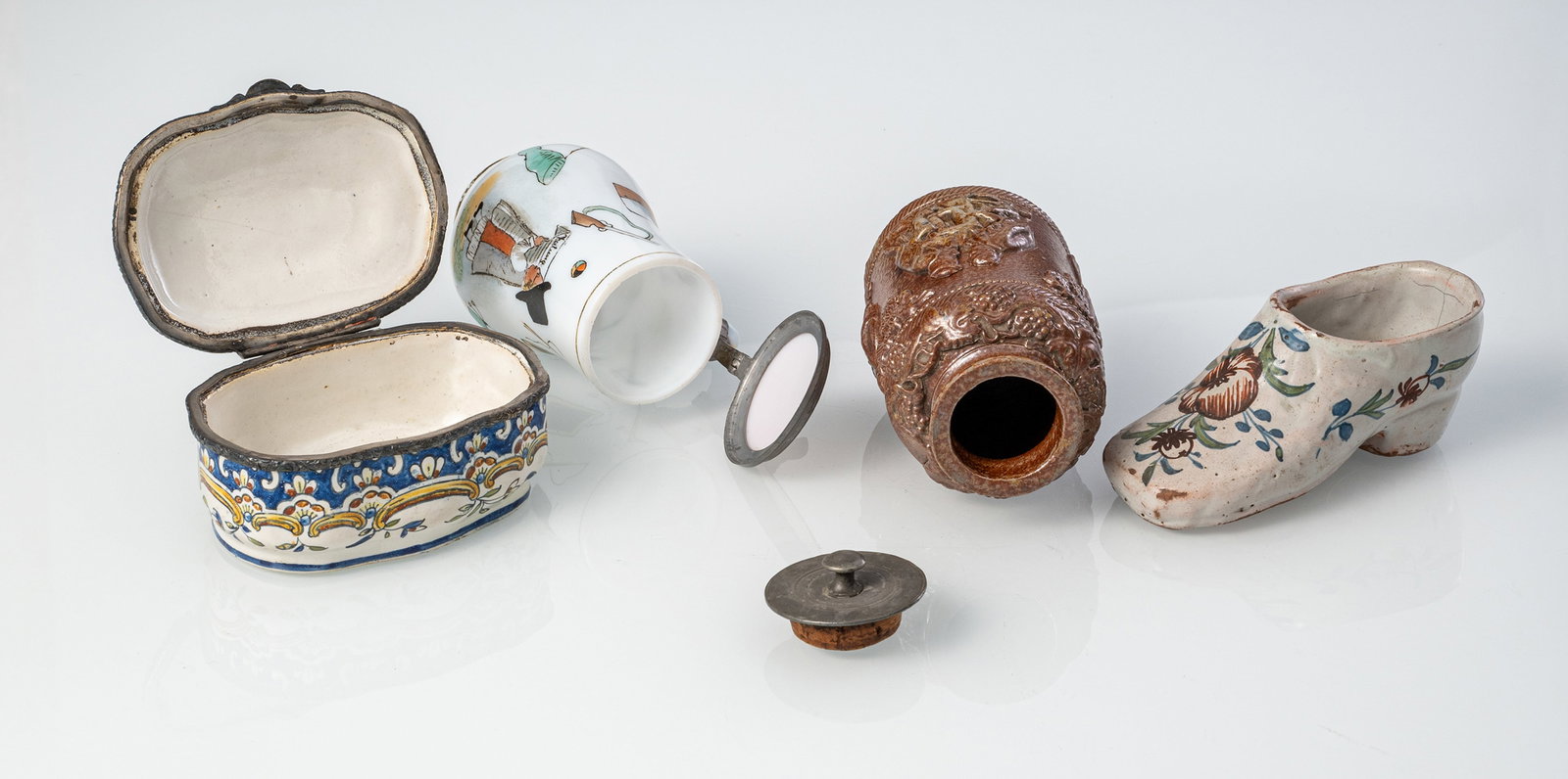 A SMALL GLASS JUG, A FAIENCE SHOE, A SNUFF BOX AND A CERAMIC BOTTLE - 4